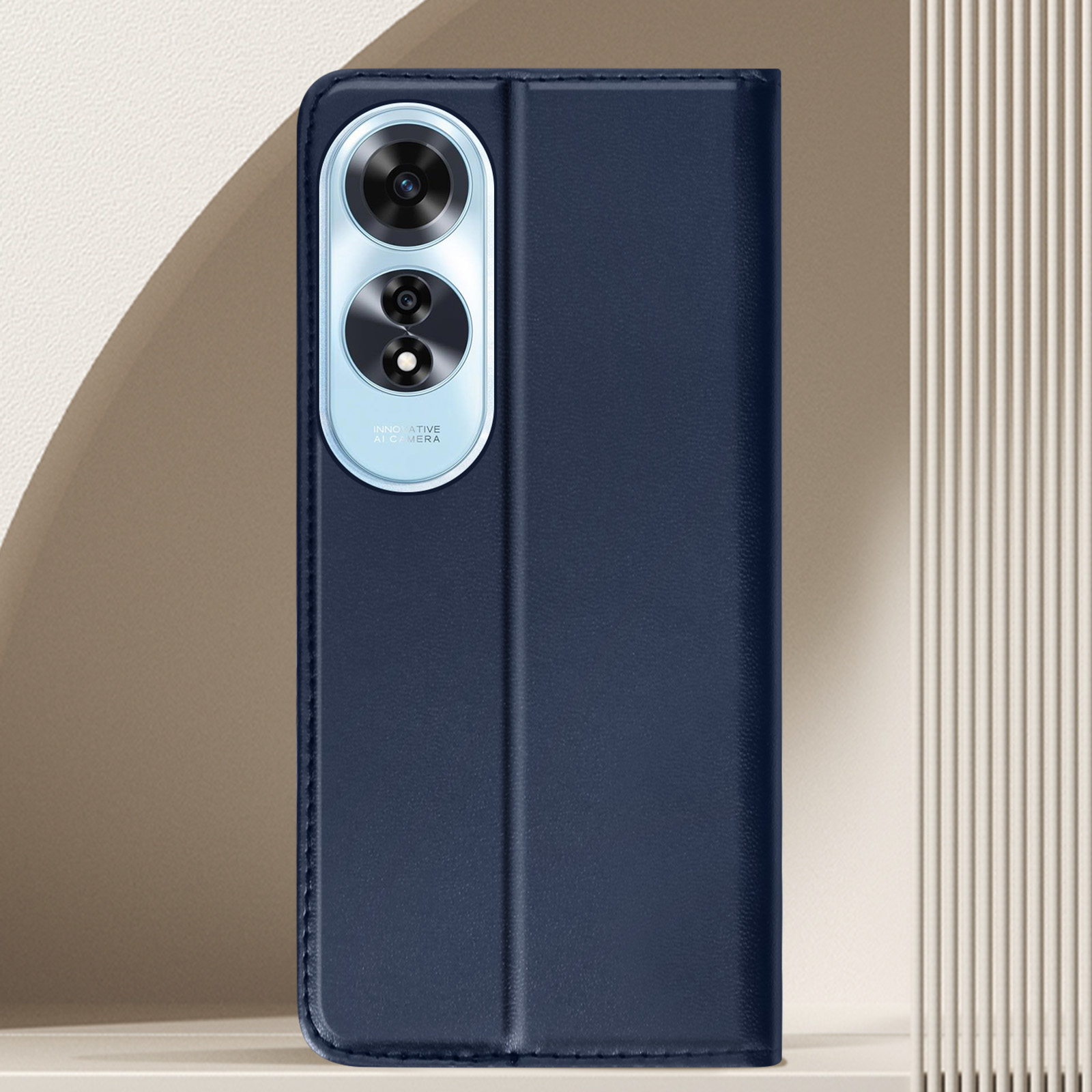 Custodia blu, aperta, e un telefono con fotocamera sul display.