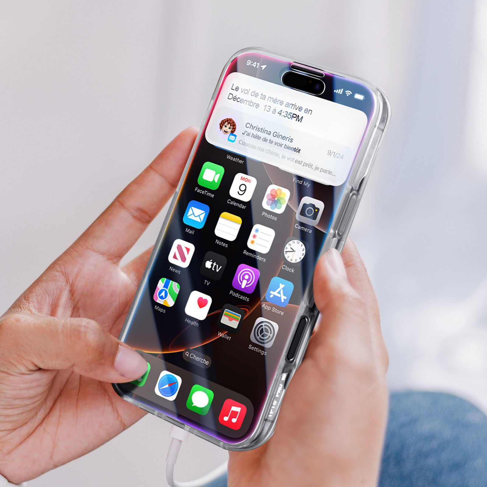 Una mano tiene in mano un telefono con una custodia trasparente. Il telefono mostra un'app di calendario e notifiche.