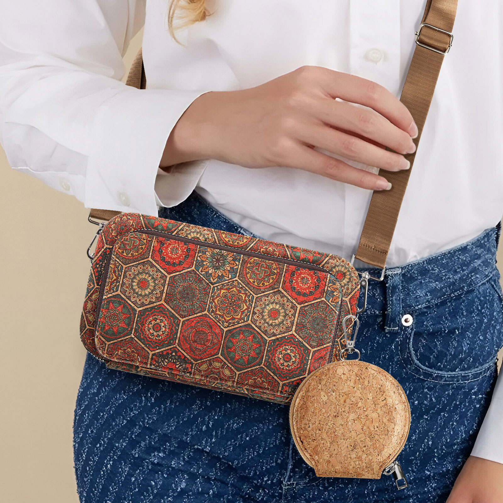Eine Frau mit weißem Hemd und blauer Jeans, die eine Handtasche und eine kleine runde Geldbörse hält.