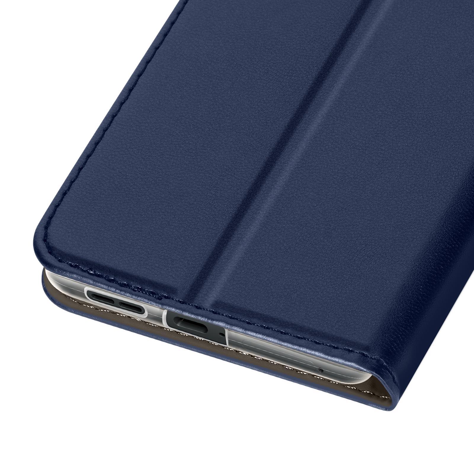 Custodia in pelle blu chiusa. Primo piano della parte inferiore con porta di ricarica.