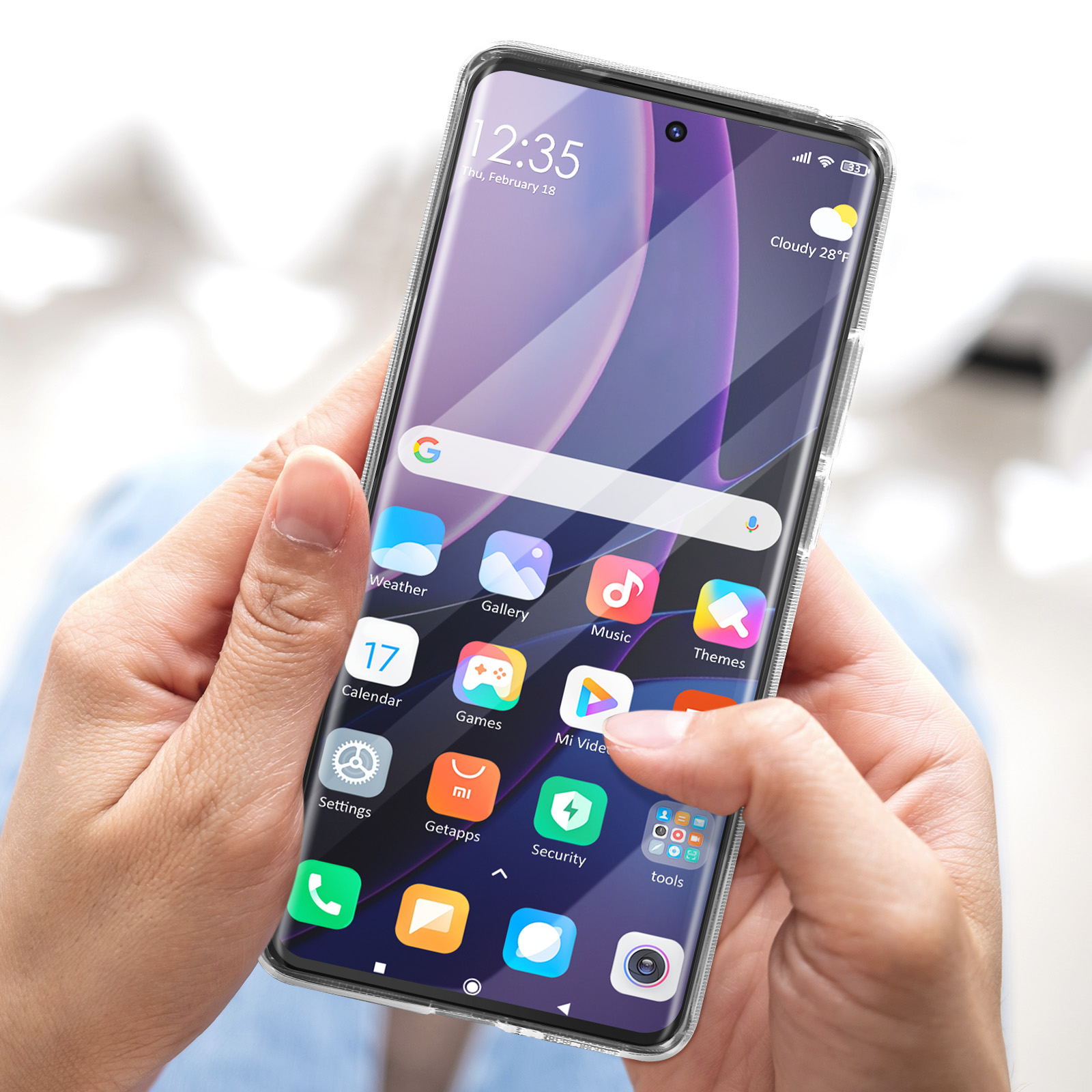 Person hält ein Telefon mit durchsichtiger Hülle. Der Bildschirm zeigt App-Symbole.