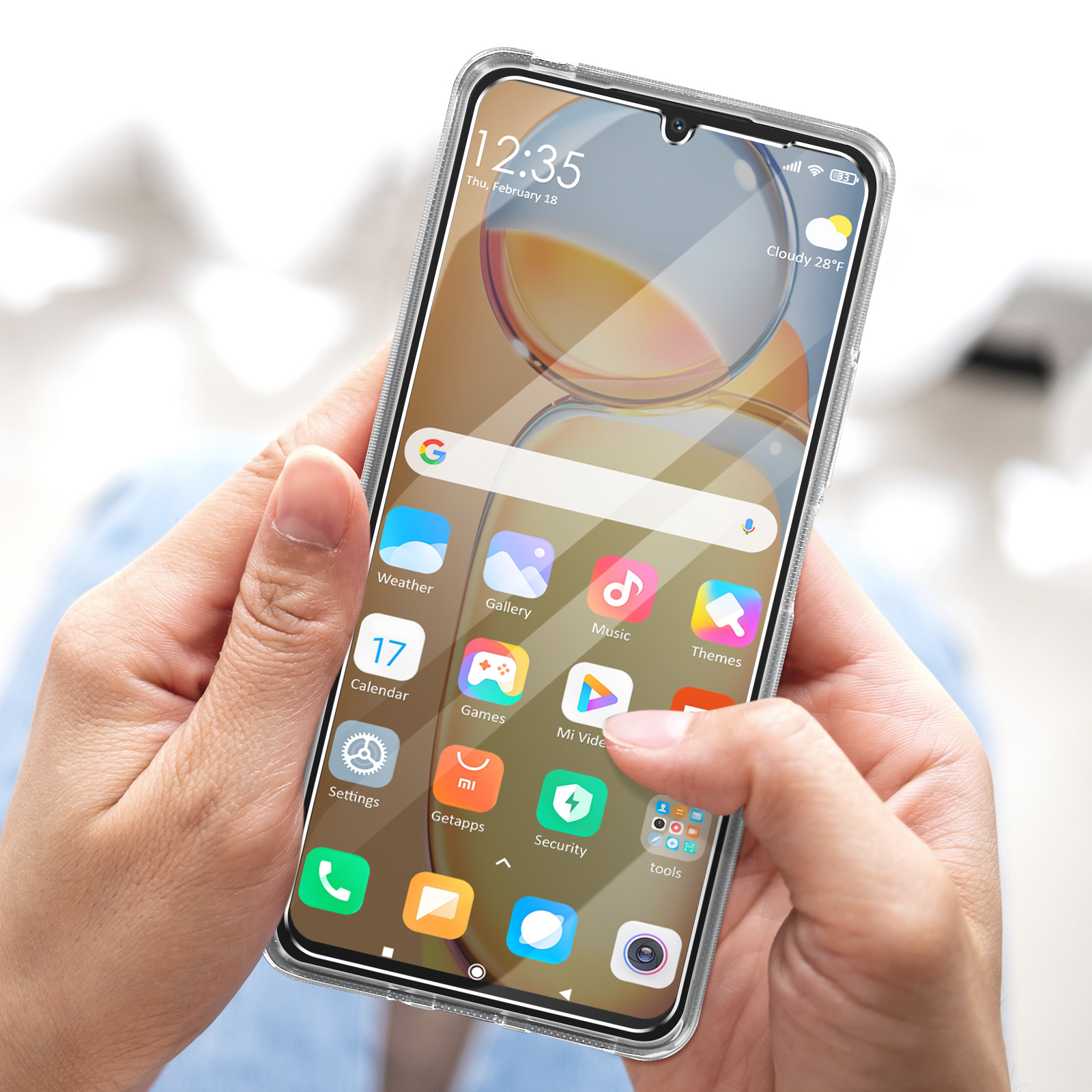 Persona che tiene un telefono con custodia trasparente. Lo schermo mostra icone di app.