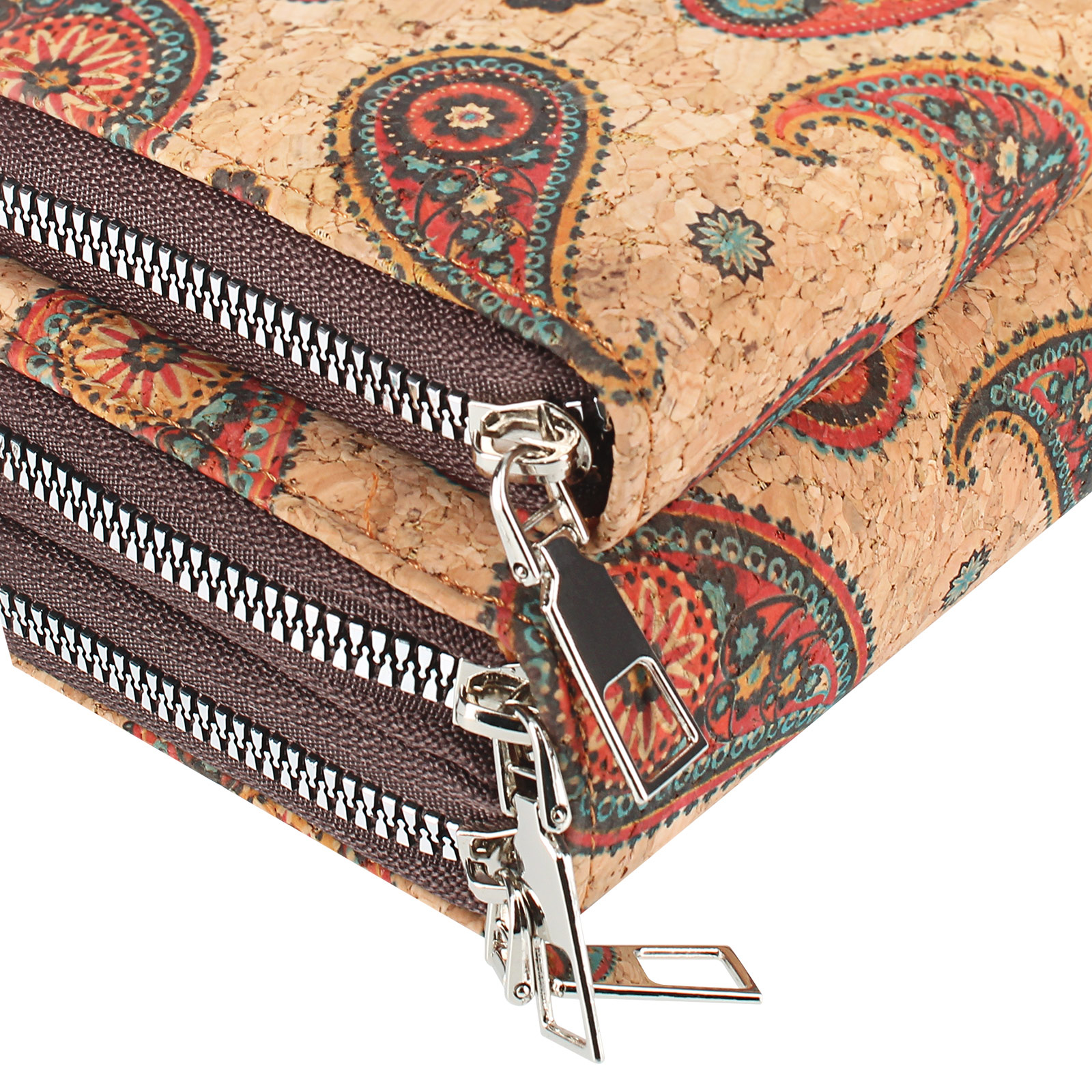 Kork-Geldbörse mit Paisley-Muster, Nahaufnahme von Reißverschlüssen. Weißer Hintergrund.