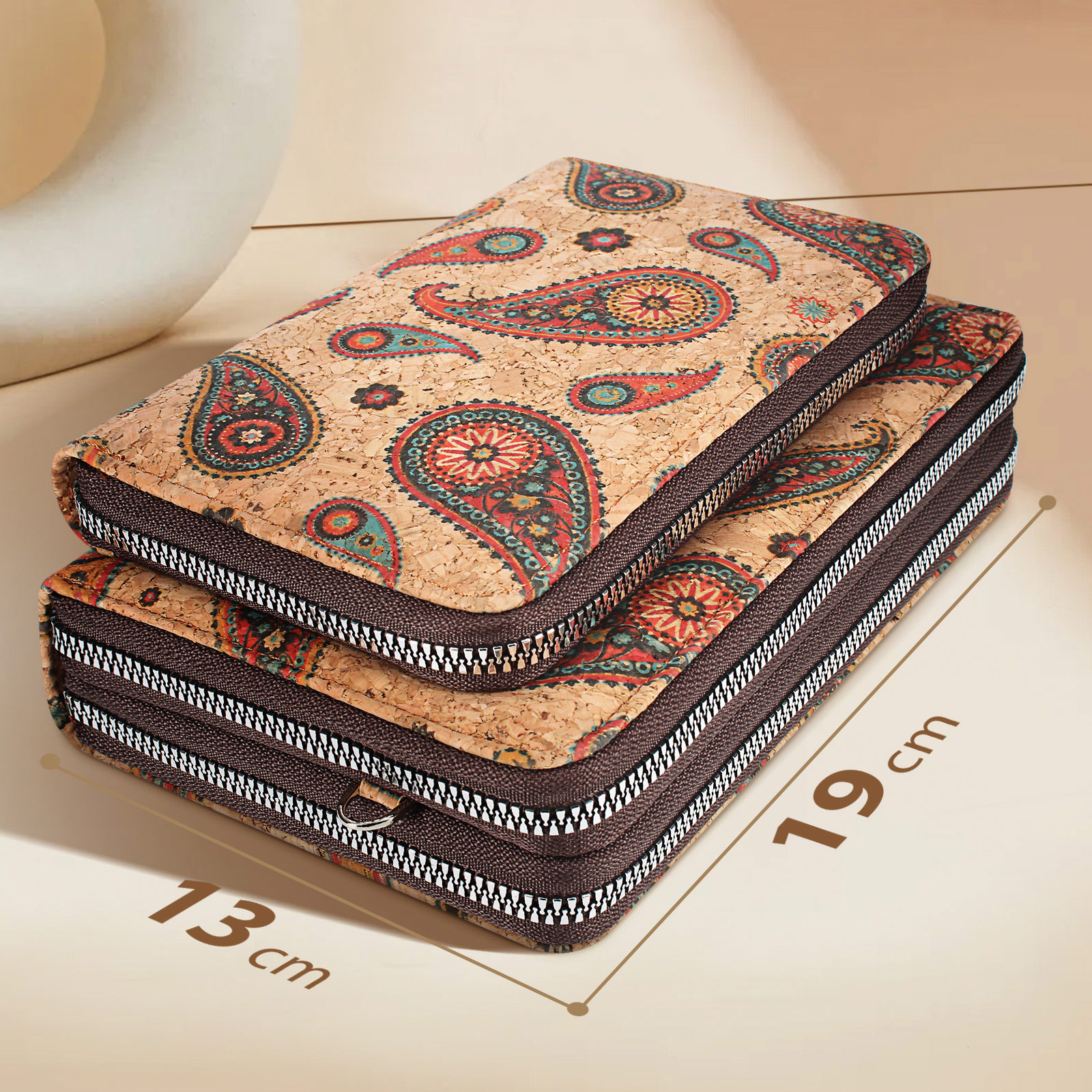 Zwei gestapelte Geldbörsen mit Paisley-Muster. Maße: 19 cm x 13 cm.