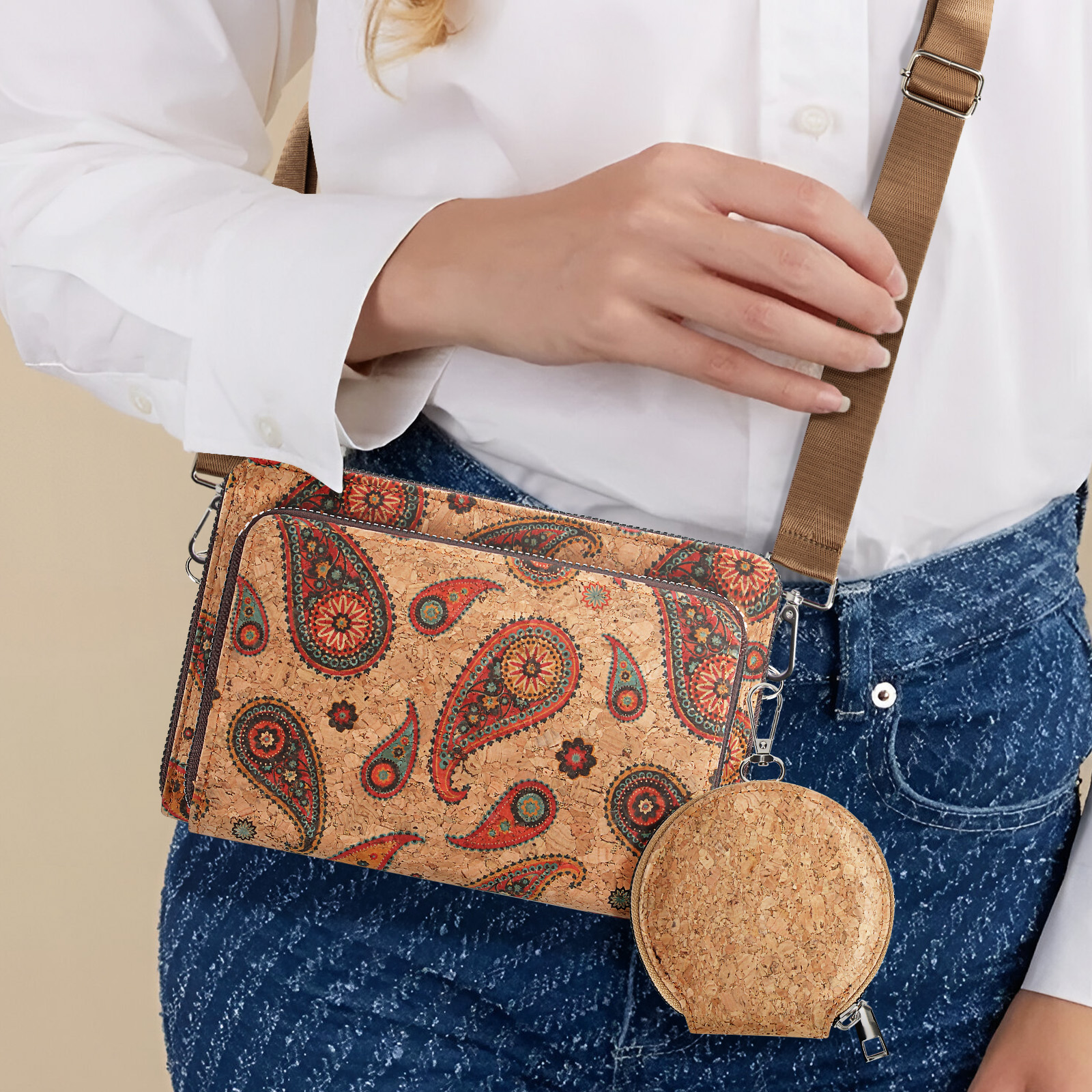 Frau mit Umhängetasche, Korkmaterial, Paisley-Muster, runde Geldbörse.