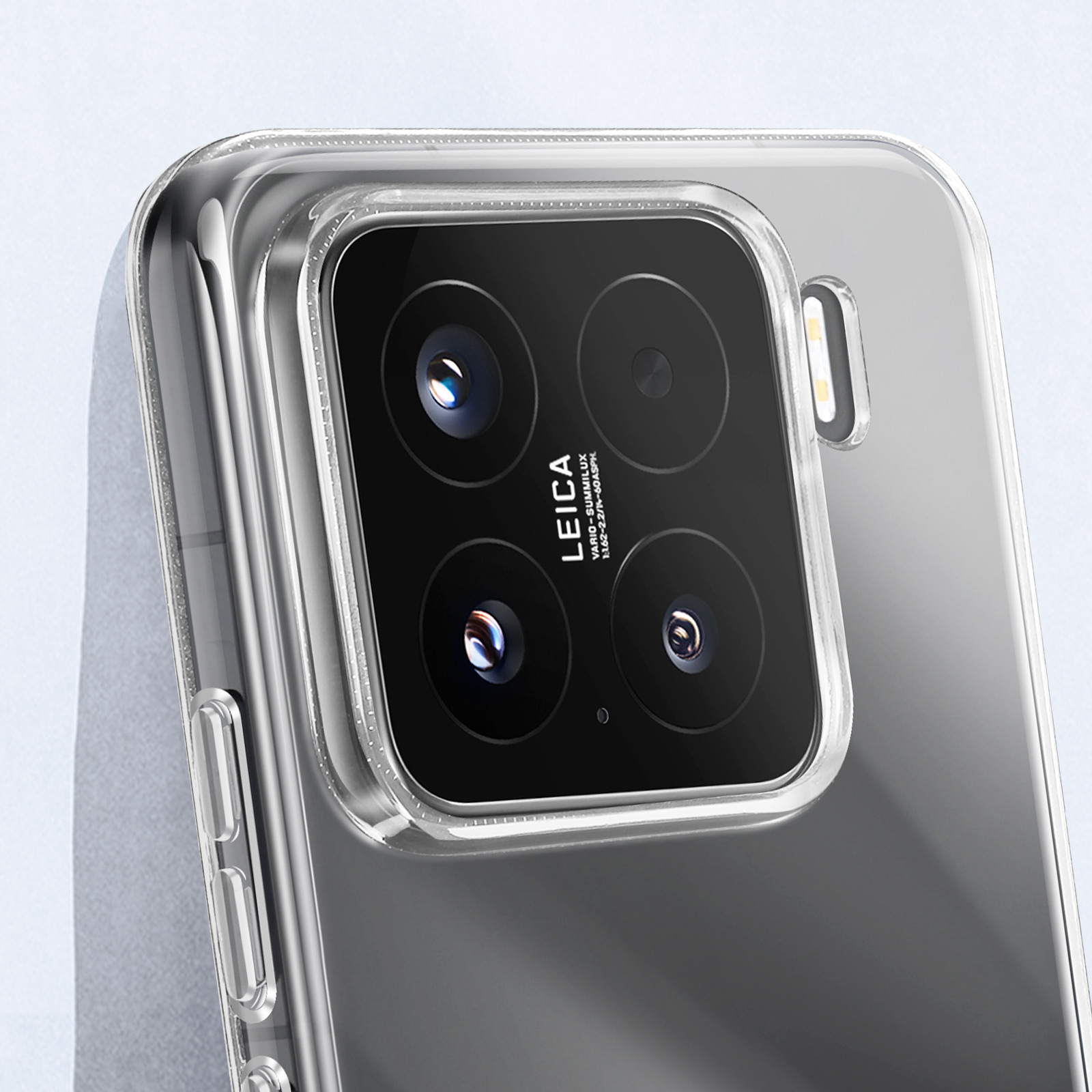 Primo piano della fotocamera del telefono con custodia trasparente. Obiettivi Leica. Sfondo grigio.
