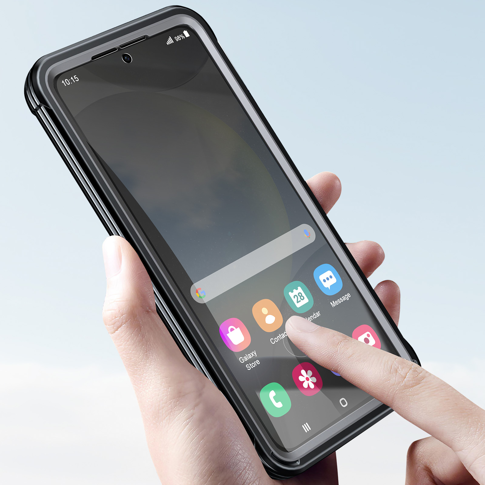 Una mano che tiene un telefono in una custodia nera. Lo schermo mostra una griglia di app e l'ora.