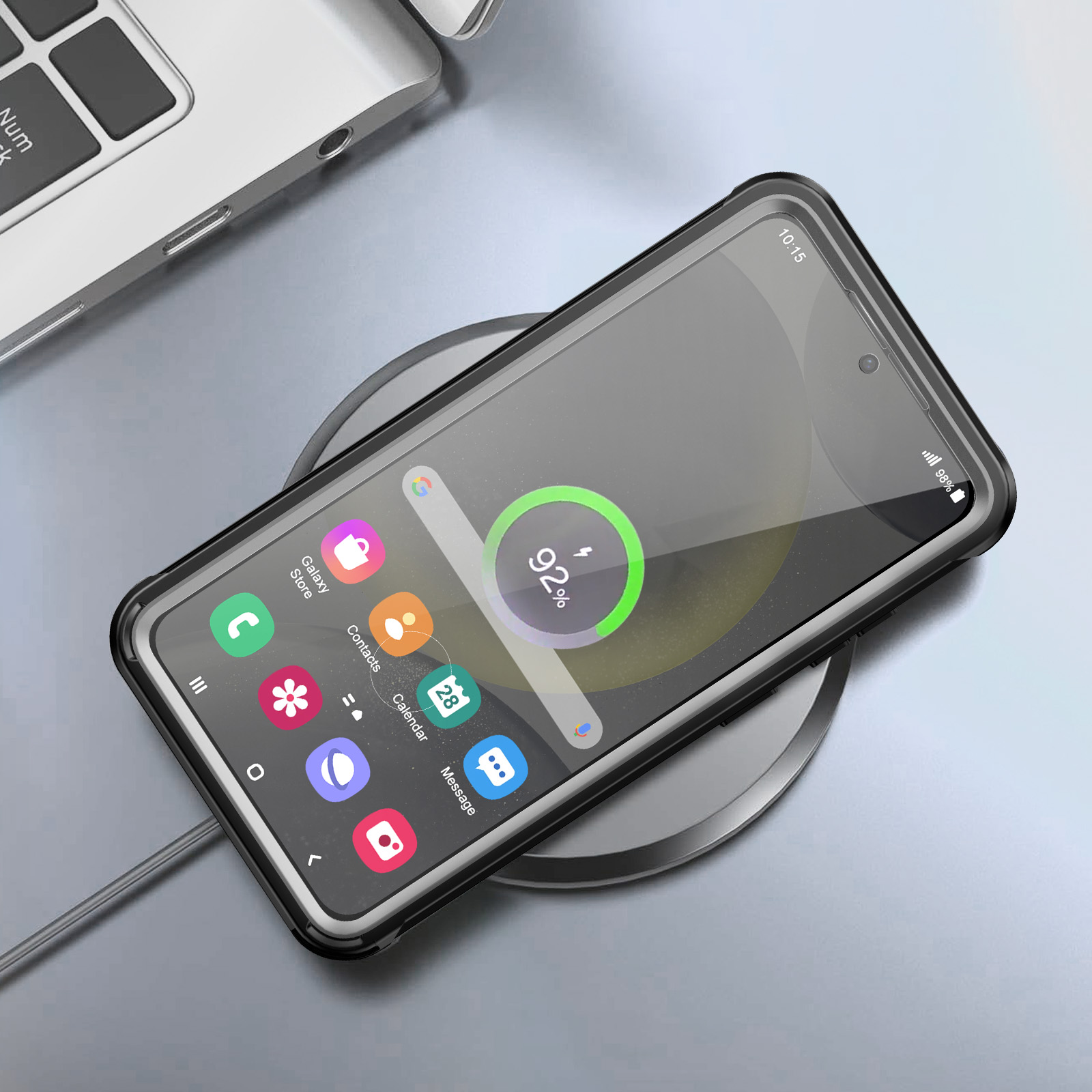 Telefono in carica su un caricabatterie wireless. Lo schermo mostra il 92% di batteria. Sfondo grigio.