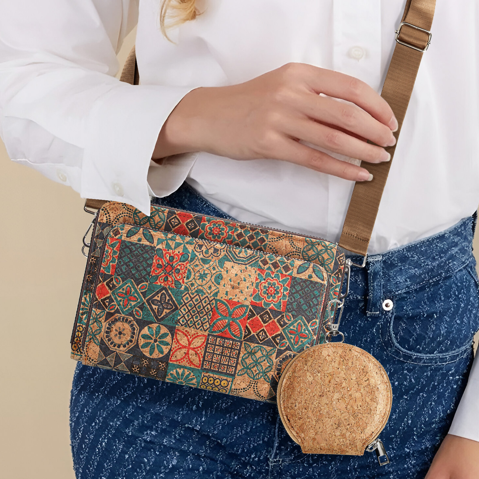 Frau hält eine Geldbörse mit Aufdruck, mit einer passenden Geldbörse. Korkähnliches Material.