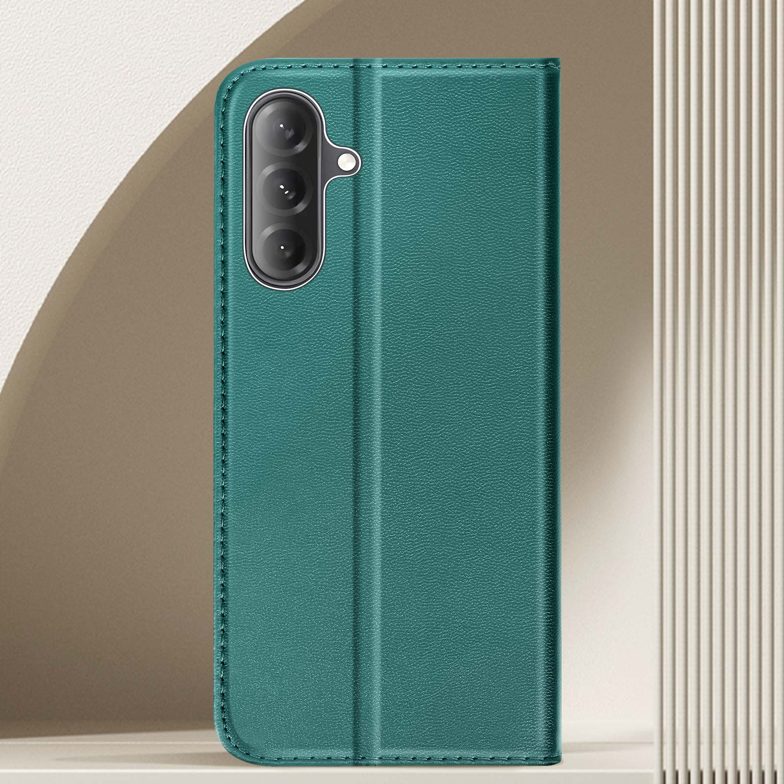 Custodia per telefono verde acqua chiusa. Tripla fotocamera, cuciture e design verticale.