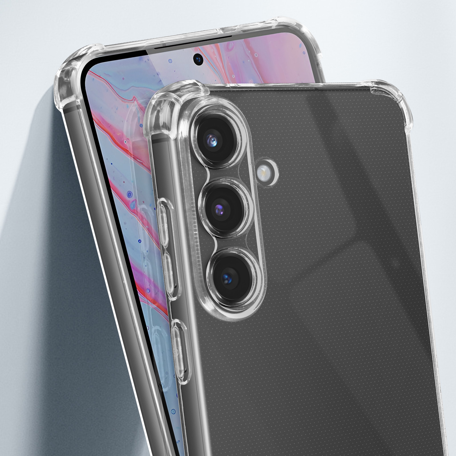 Primo piano della custodia trasparente con telefono. Mostra tripla fotocamera e schermo.