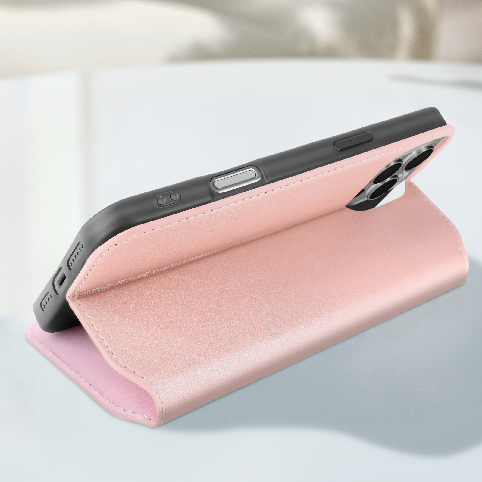 Custodia rosa per telefono aperta, con il telefono dentro. La custodia è chiusa.