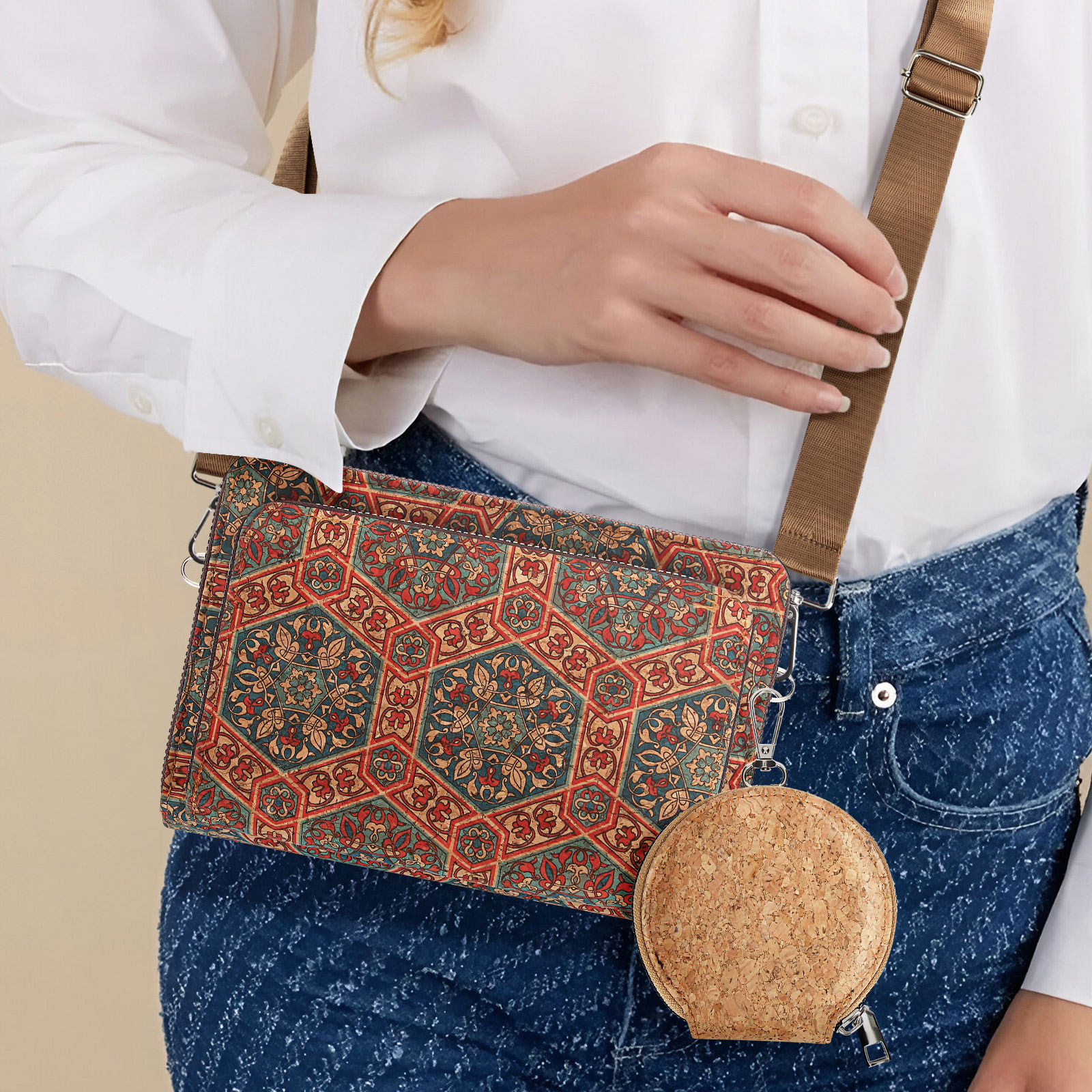 Frau mit einer Handtasche. Die Handtasche hat ein Blumenmuster. Die Handtasche hat eine kleinere Korkbörse.
