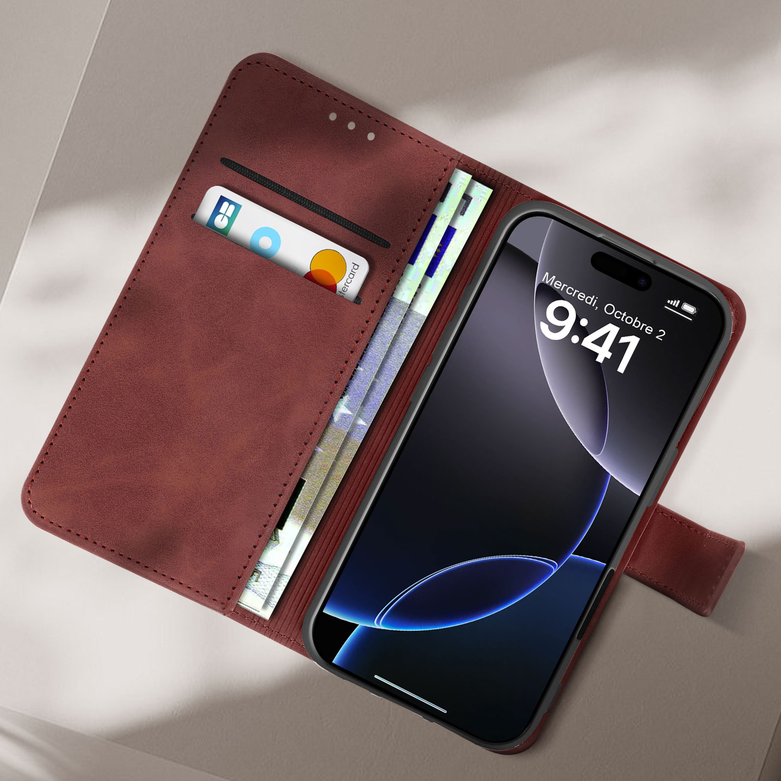 Custodia in pelle marrone aperta con telefono e carte all'interno. Il telefono mostra l'ora e la data.