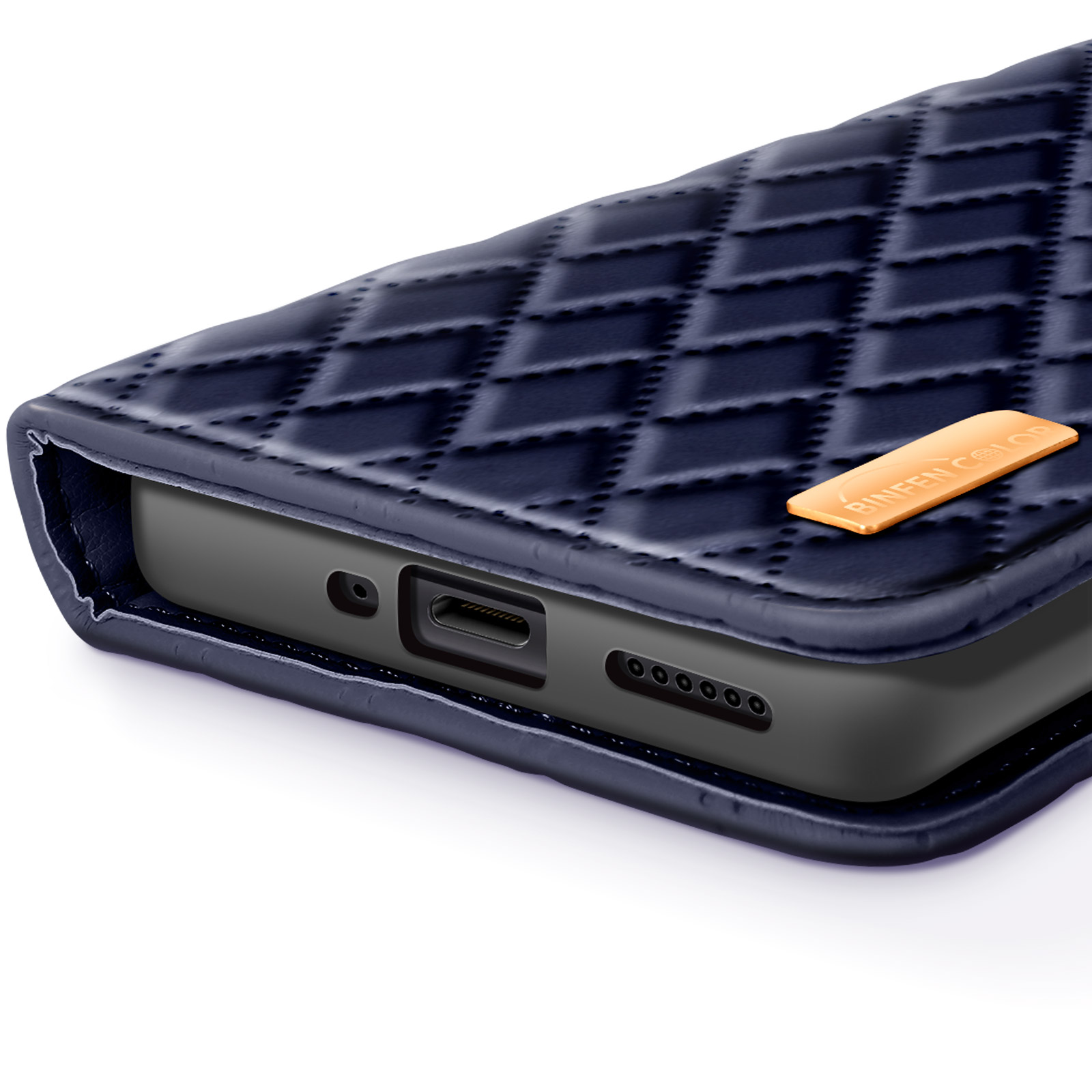 Primo piano di una custodia per telefono blu navy con motivo a diamante. Ha un'etichetta dorata con il nome del marchio.