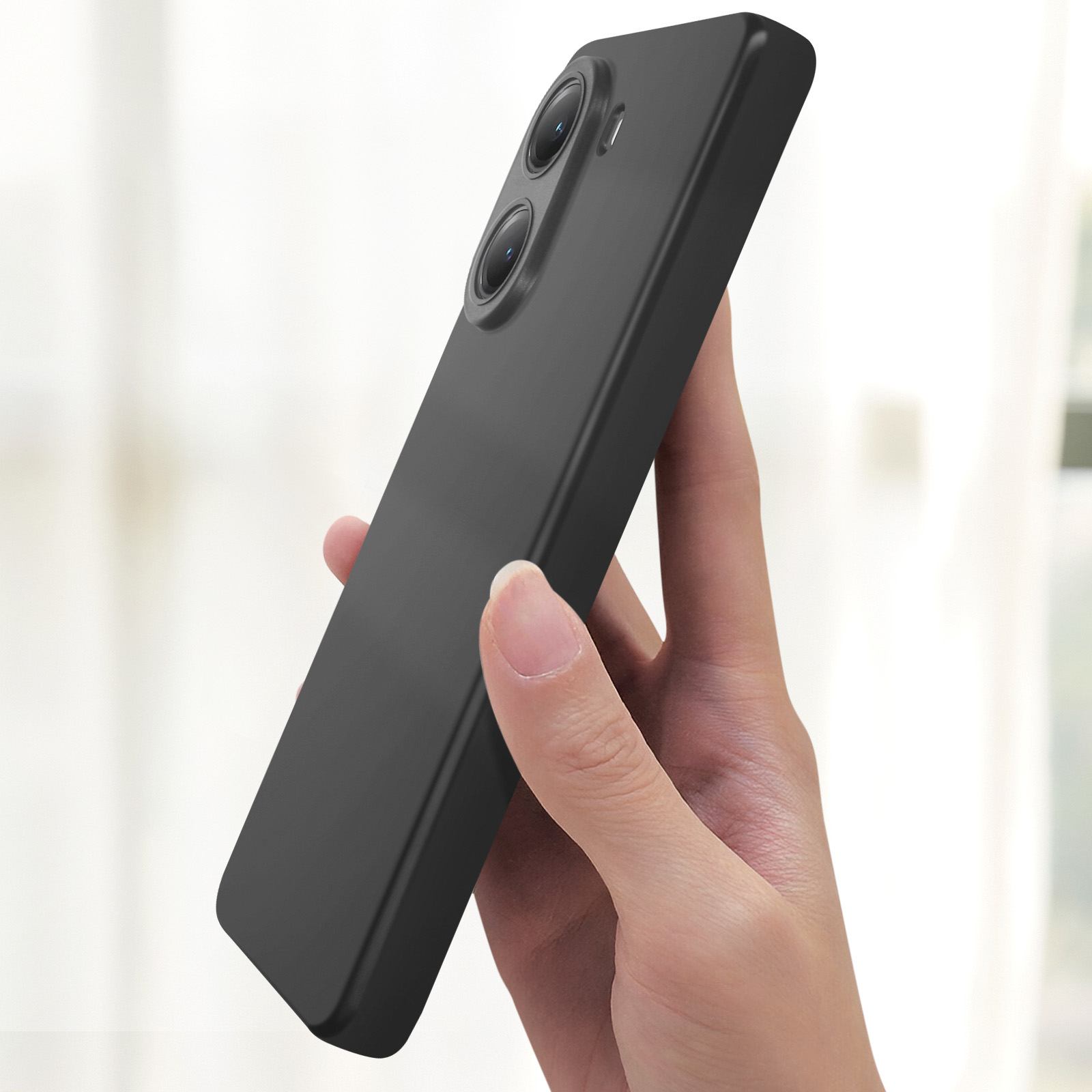 Telefono nero tenuto in mano. Due fotocamere sono visibili sul retro.