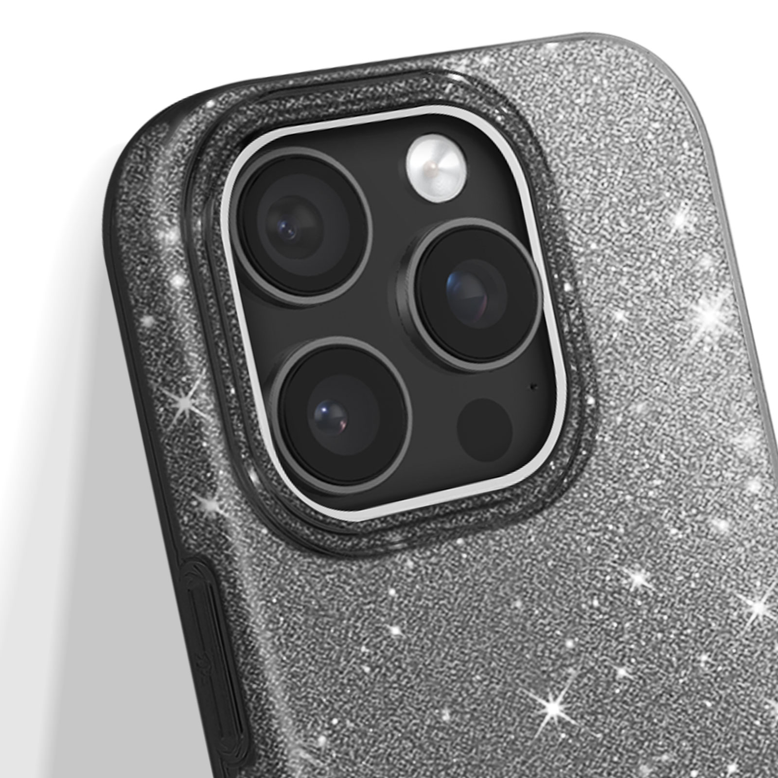 Primo piano di una custodia per telefono con glitter. La custodia ha dei ritagli. Lo sfondo è bianco e ha lucentezza.