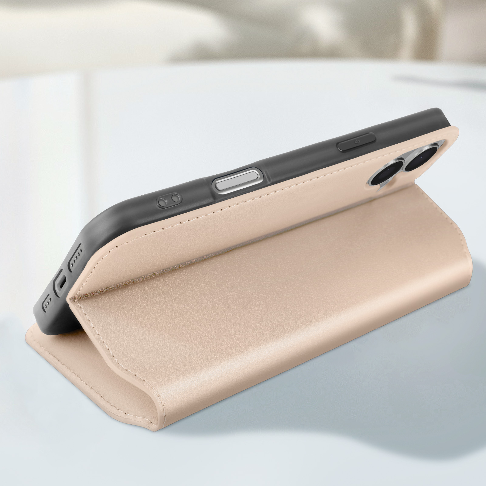 Telefon in einer Lederhülle, offen. Die Hülle ist beige. Das Telefon ist schwarz.