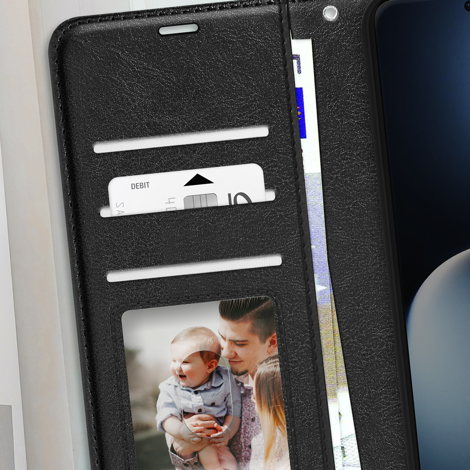 Custodia nera con fessure per carte e una foto di famiglia. Sono visibili anche una carta di debito e denaro.
