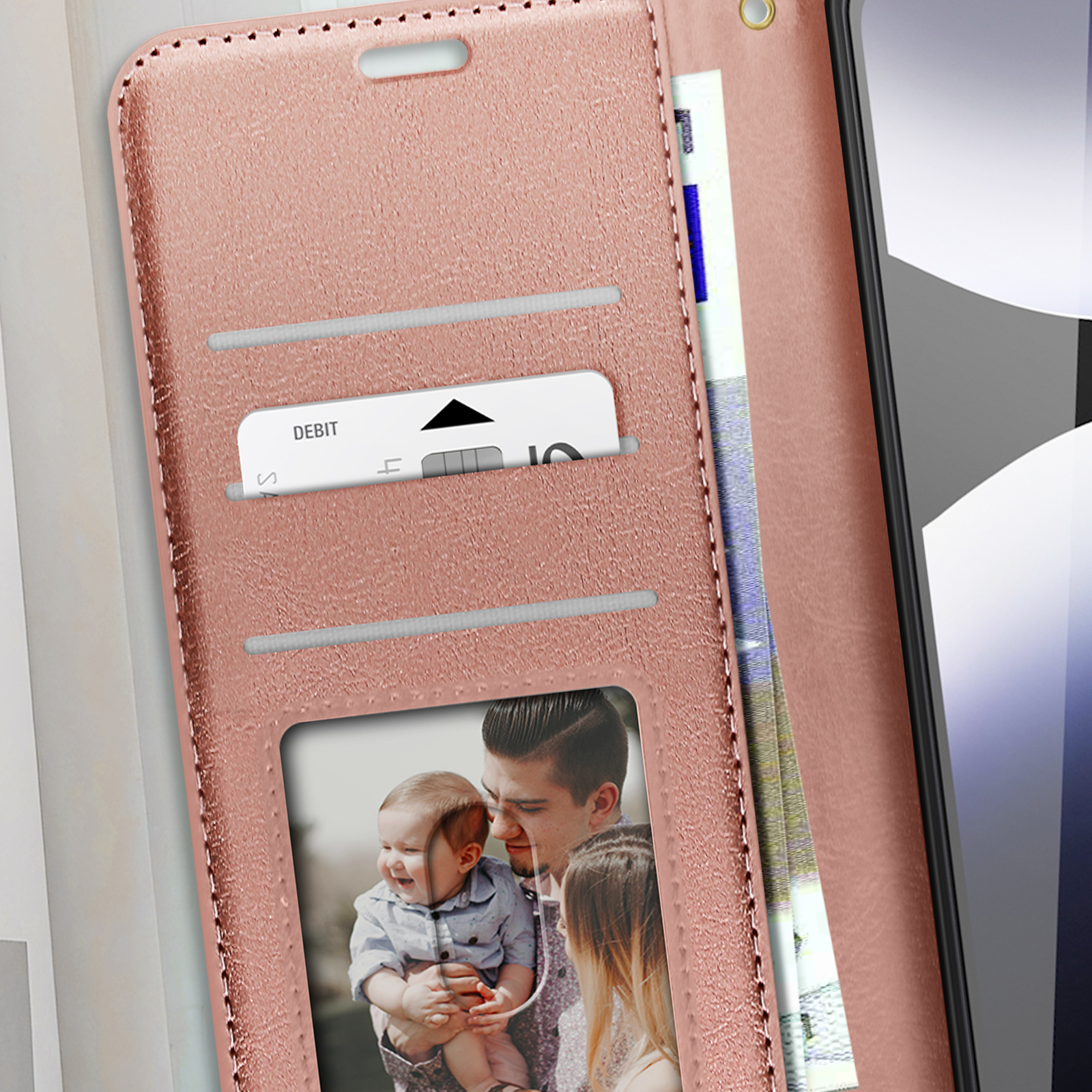 Custodia rosa con carte e una foto. È una custodia a portafoglio, aperta.
