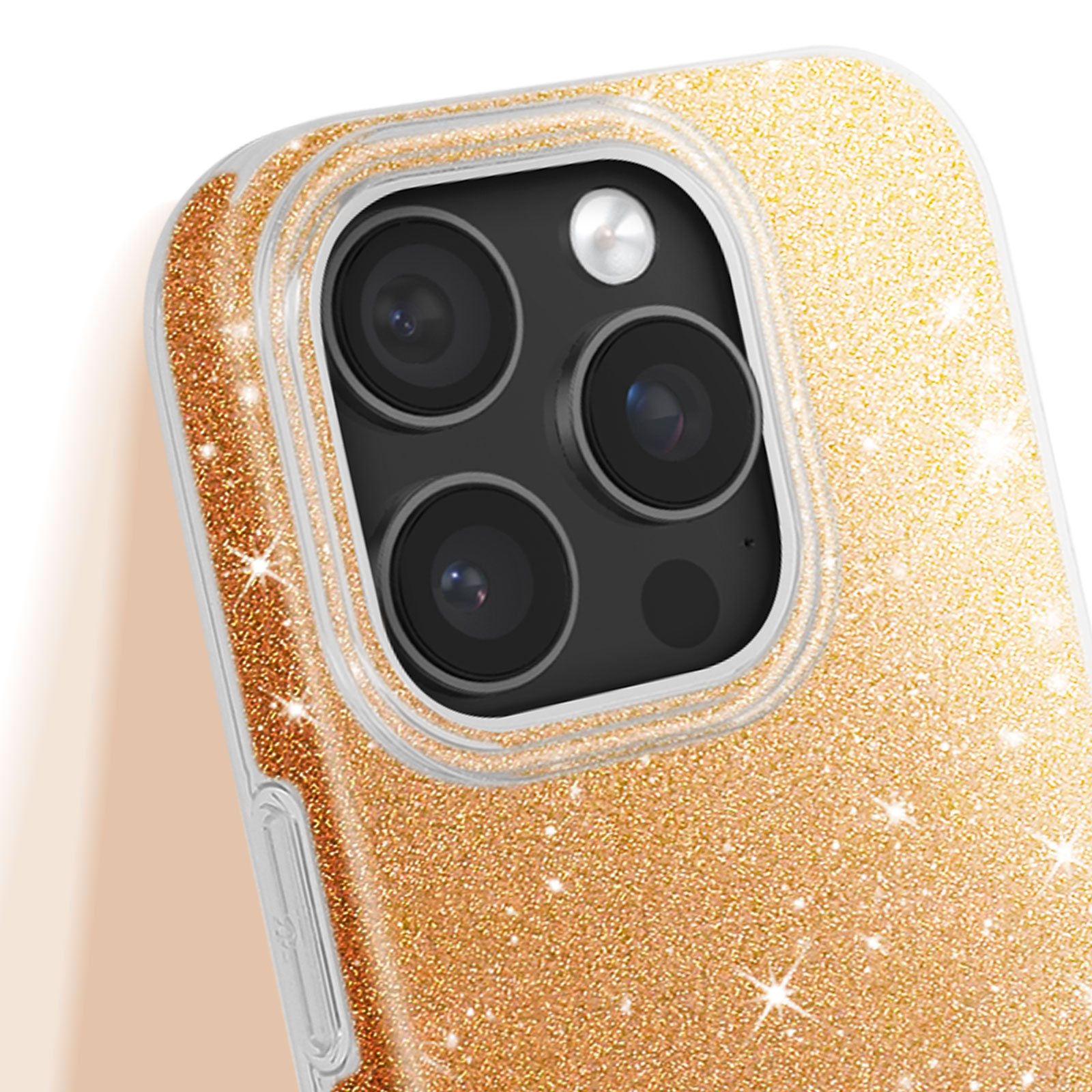 Nahaufnahme einer goldglitzernden Handyhülle mit dreifachen Kameraobjektiven.