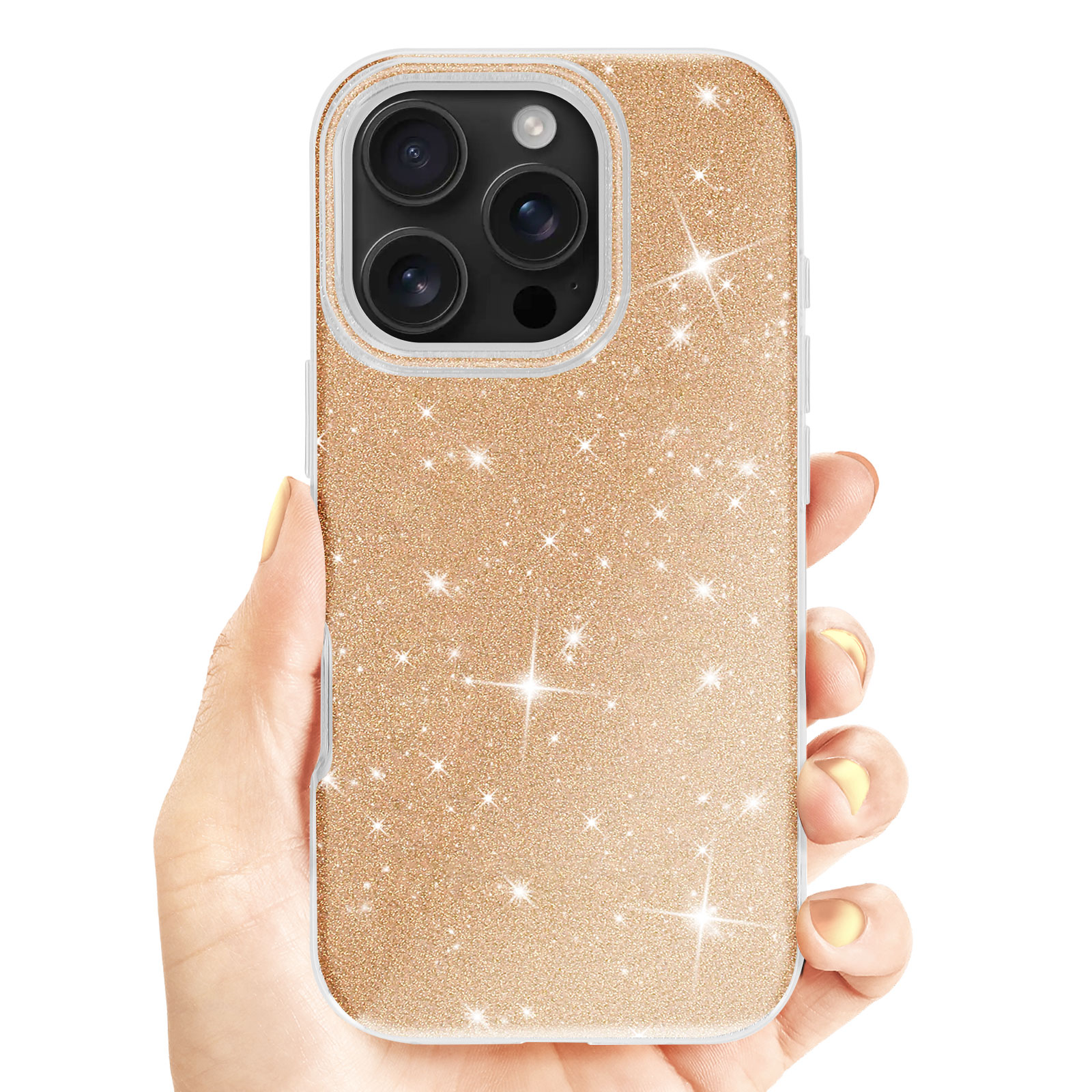 Eine Hand hält eine goldene Glitzer-Handyhülle. Die Handyhülle hat drei Kameralinsen. Weißer Hintergrund.
