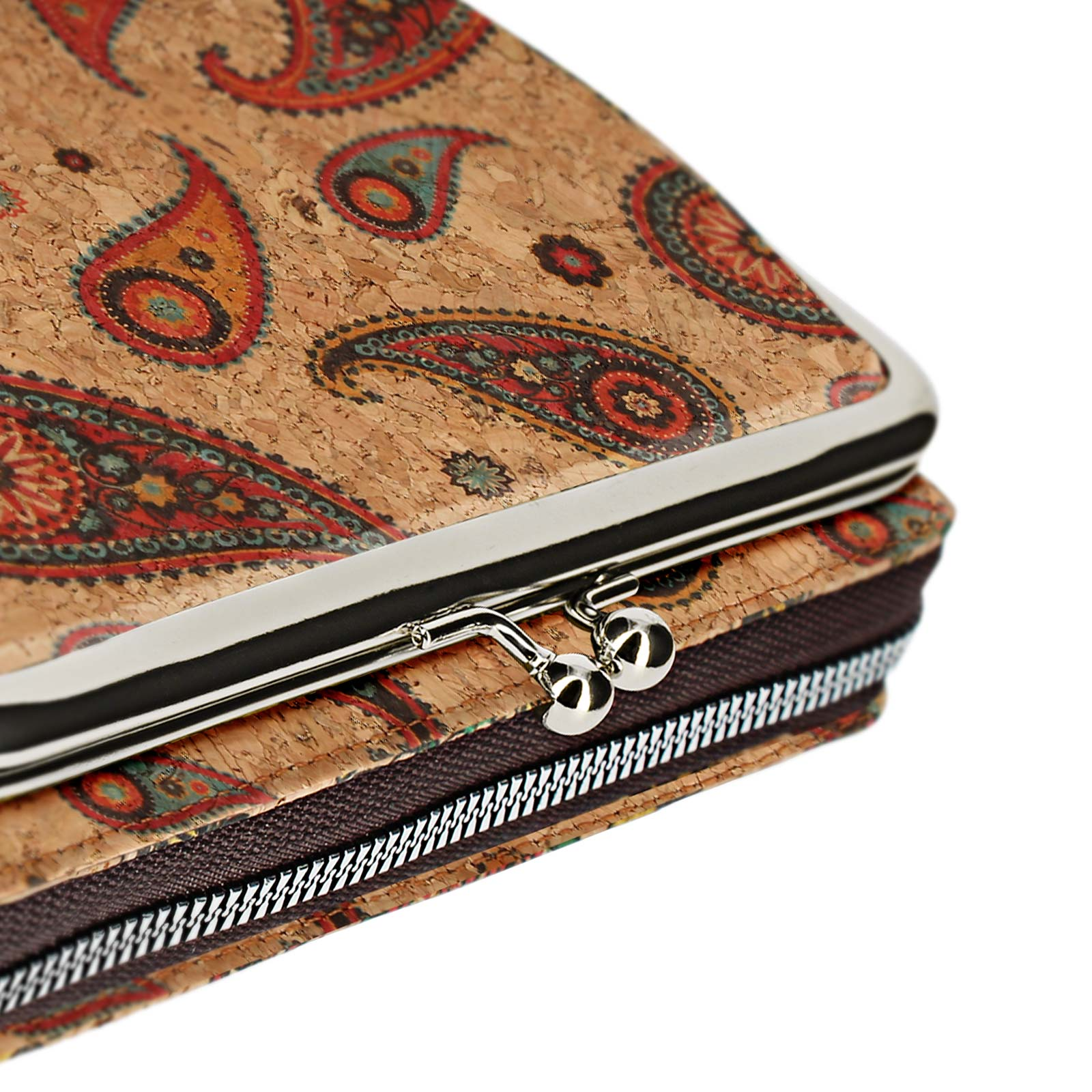 Brieftasche aus Kork mit Paisley-Design, Nahaufnahme des Verschlusses.
