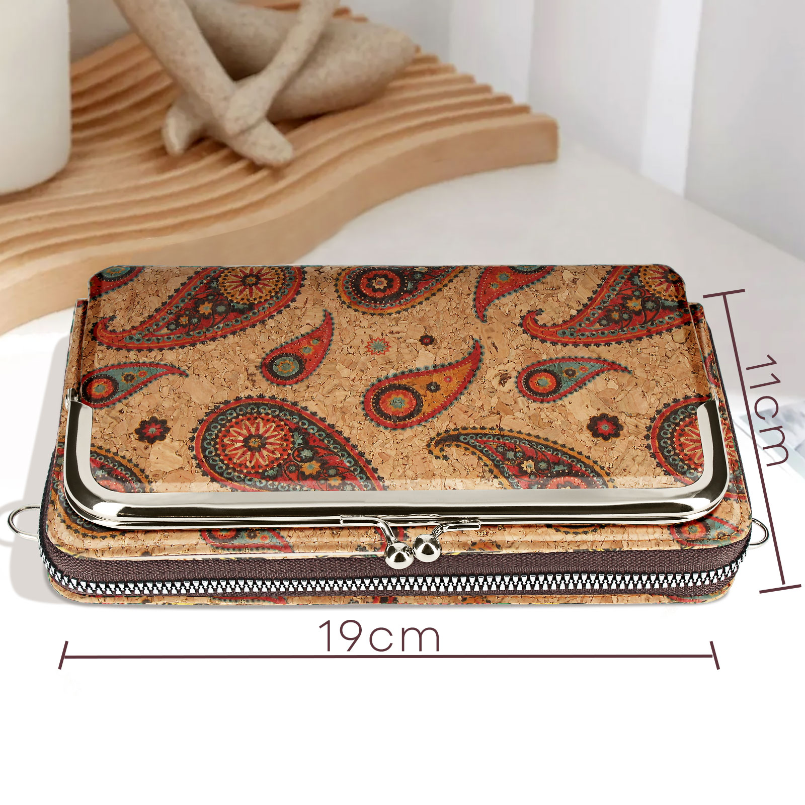 Geldbörse mit Paisley-Muster mit den Maßen 19 cm x 11 cm. Auf weißem Untergrund.