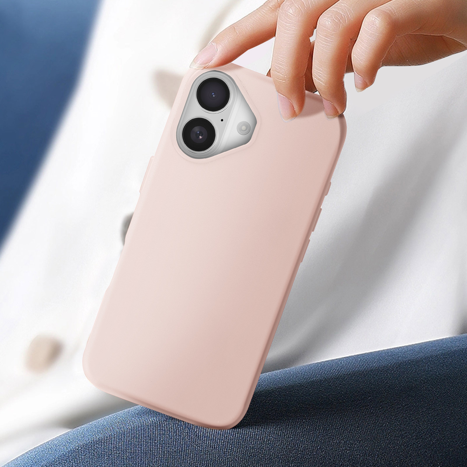 Mano che tiene una custodia rosa per telefono, che mostra il telefono.