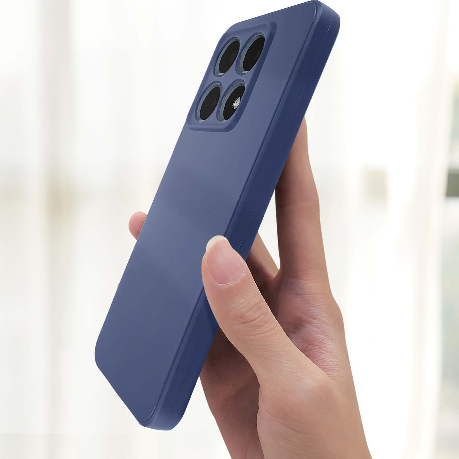 Una mano che tiene una custodia blu navy. Quattro obiettivi della fotocamera sono visibili sul retro.