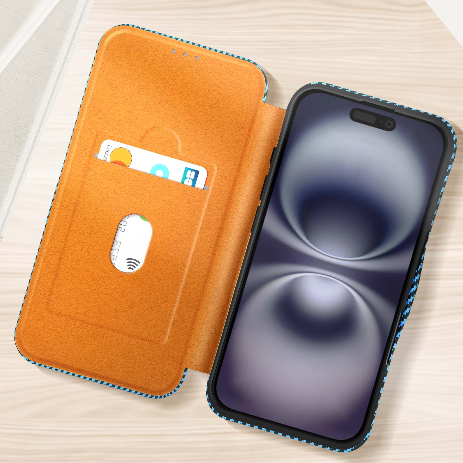 Custodia del telefono aperta con carta e telefono con schermo blu.