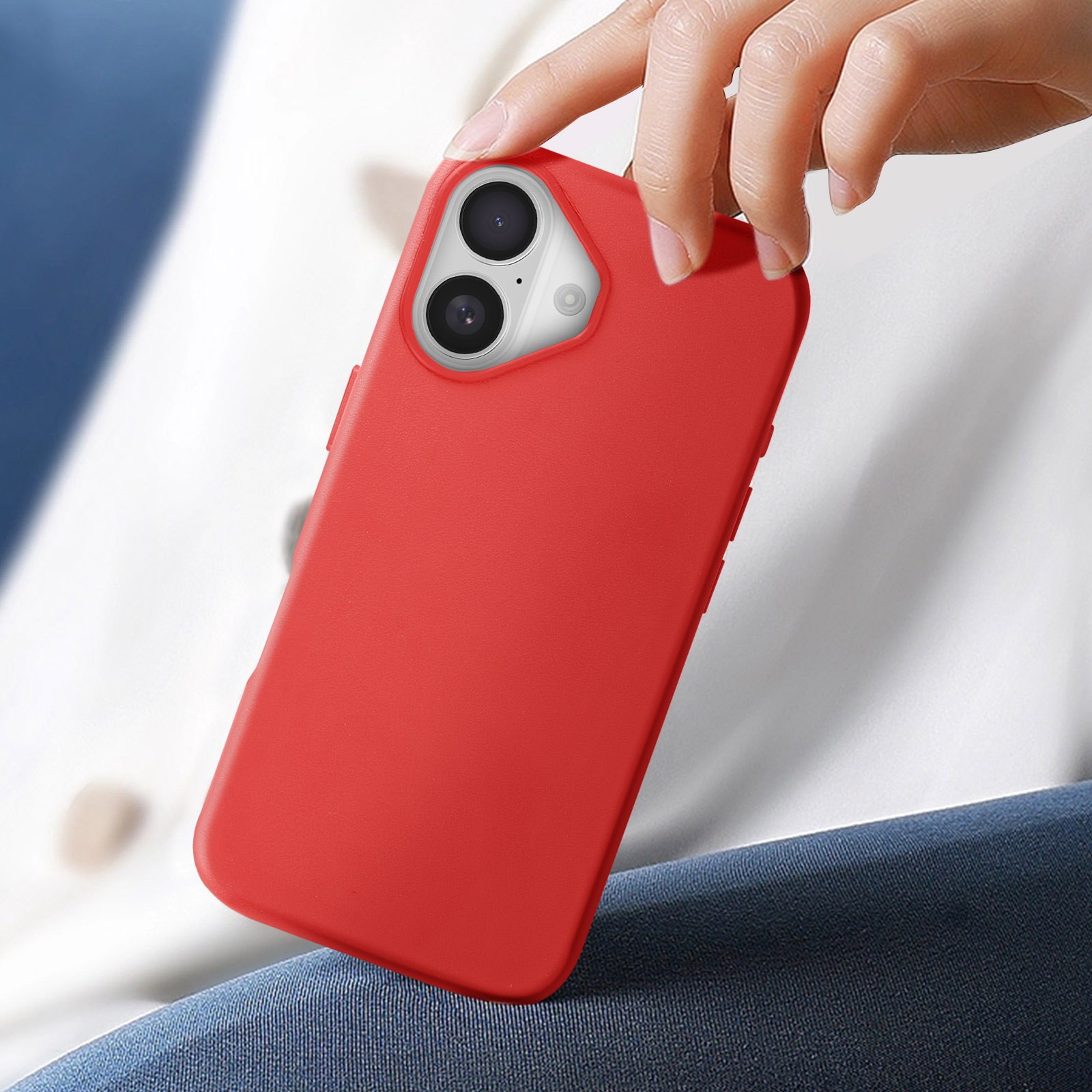 Mano che tiene un telefono rosso con doppia fotocamera. Il telefono è in una custodia rossa.