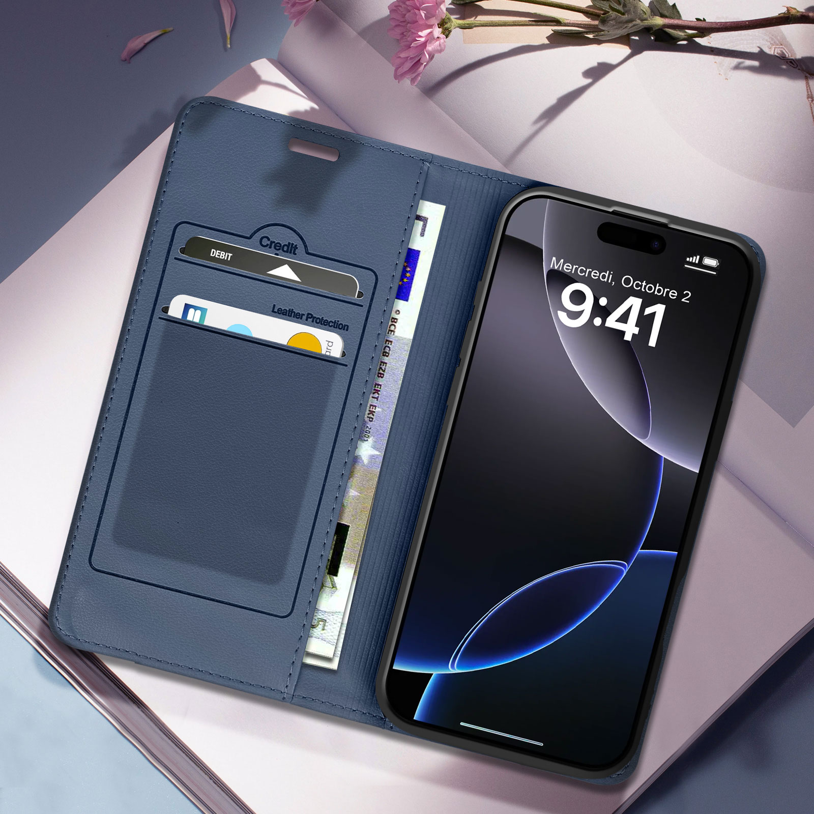 Custodia blu per telefono aperta su una rivista, che mostra un telefono con orologio e carte.