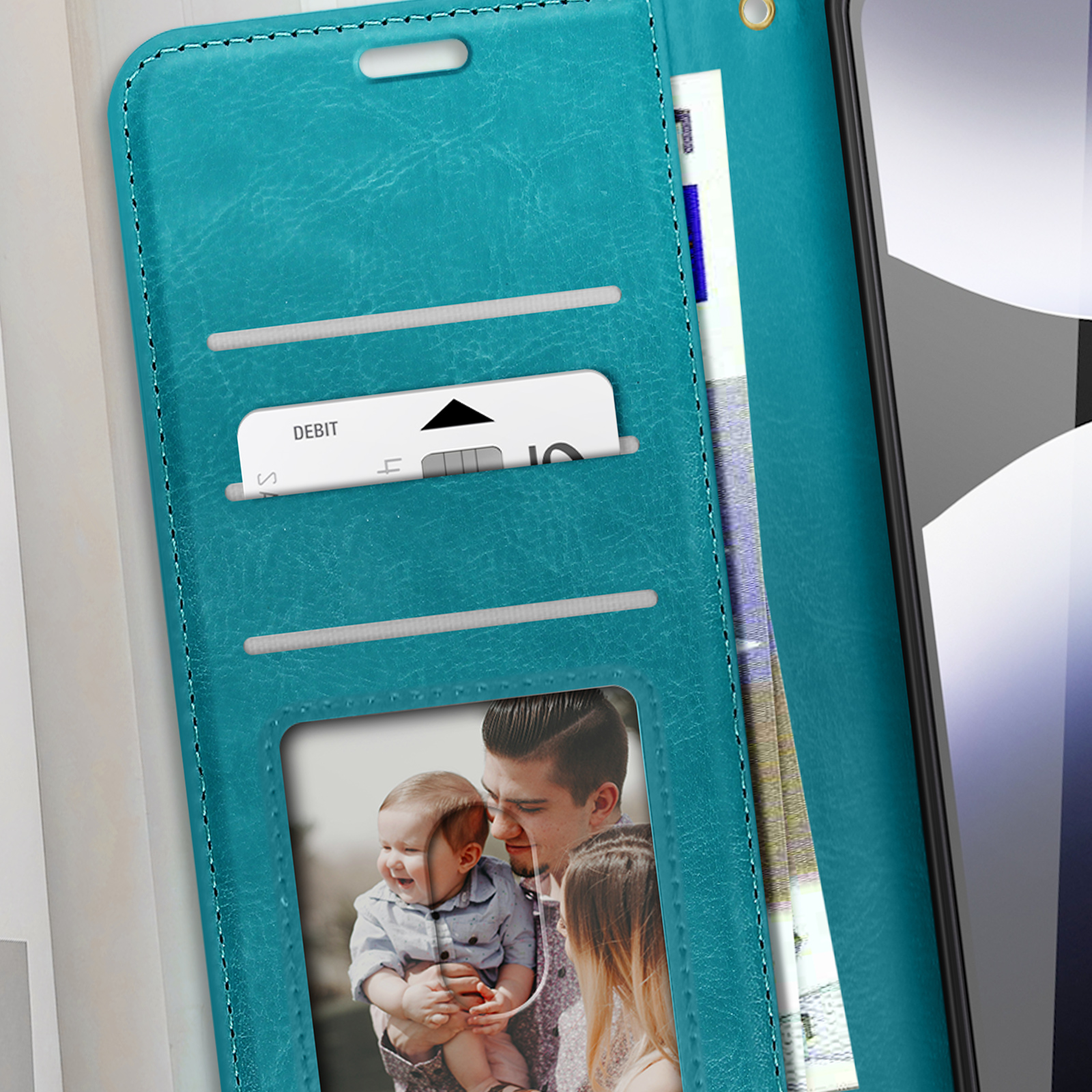 Custodia del telefono verde acqua aperta con carta di debito, denaro e foto di famiglia.
