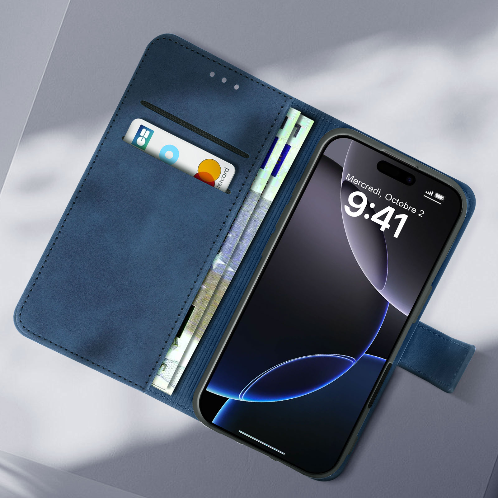 Custodia in pelle blu, aperta, con telefono, carte e contanti visibili. Chiusa con chiusura magnetica.