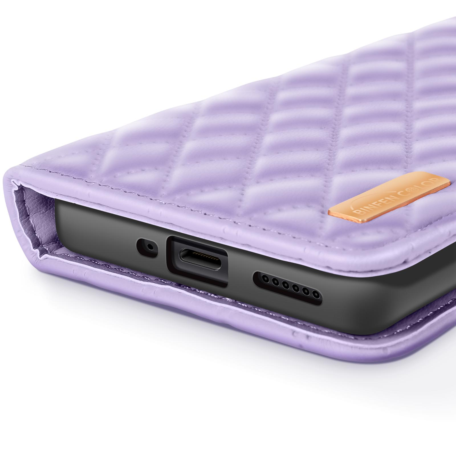 Un primo piano di una custodia per telefono trapuntata viola con un telefono all'interno.
