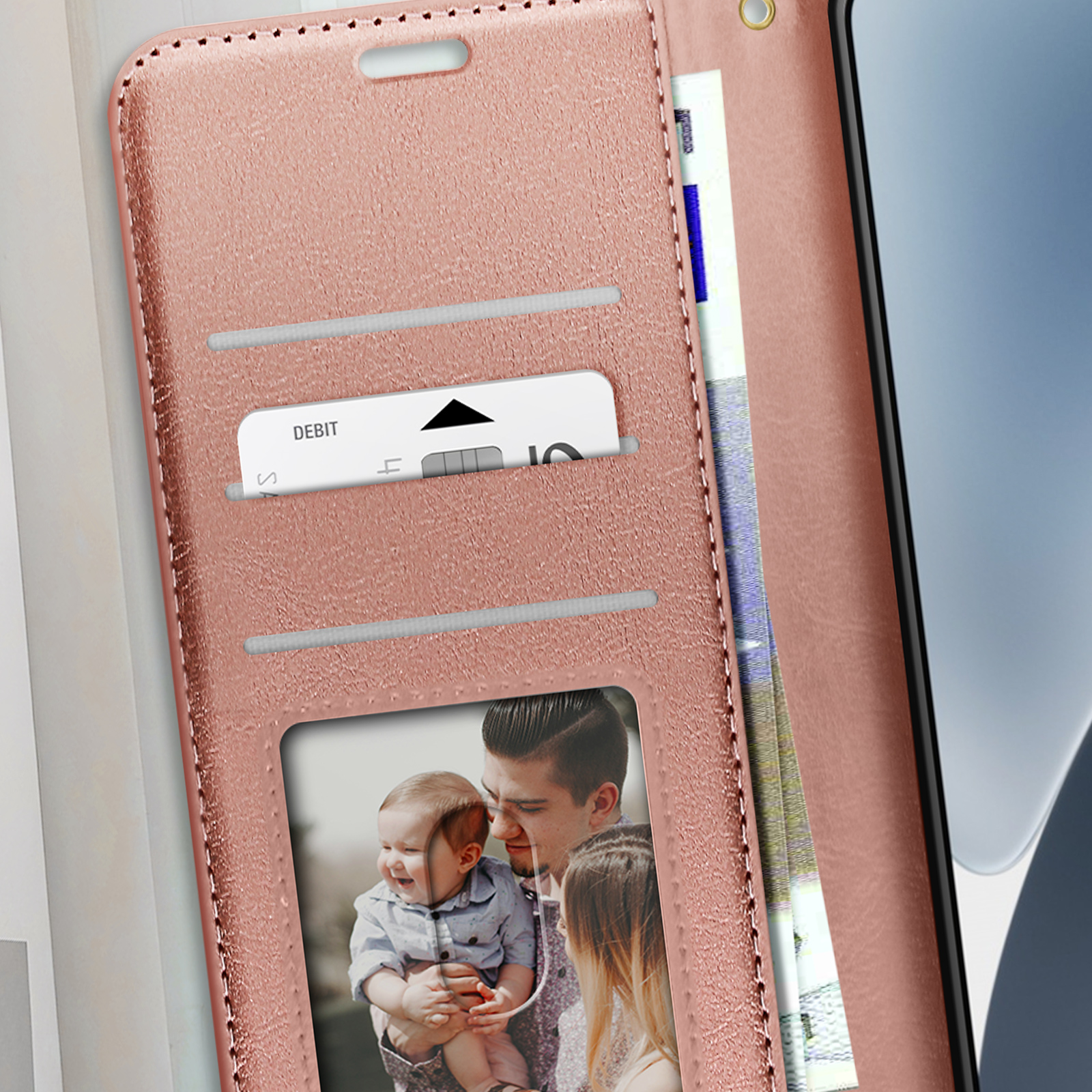 Custodia per telefono rosa, aperta, con foto di famiglia, carta di debito e denaro.