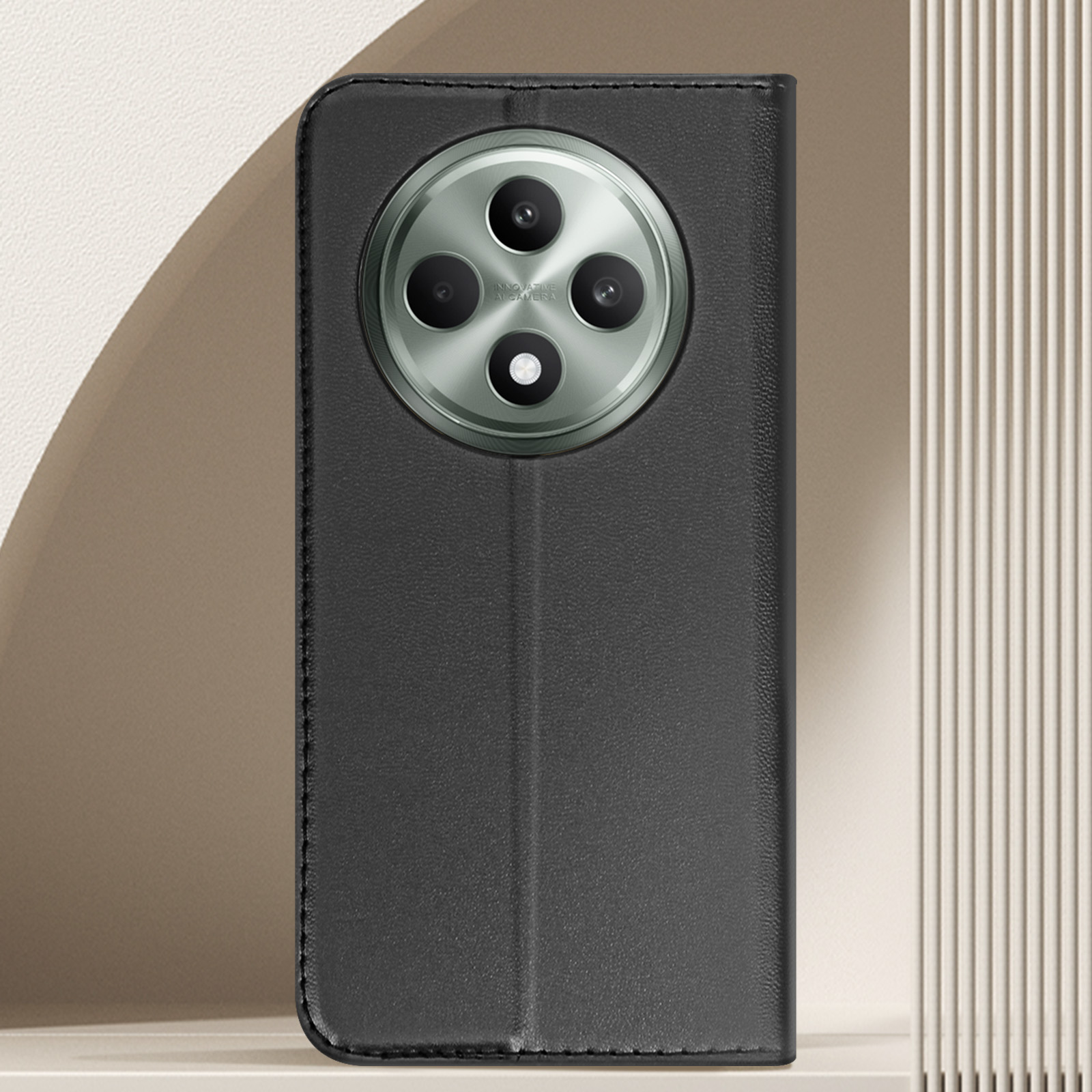 Custodia per telefono in pelle nera con il telefono all'interno. La fotocamera ha quattro lenti.