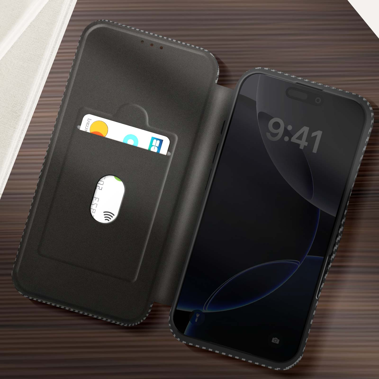 Telefono nero in custodia aperta con carte di credito in uno slot. Superficie in legno marrone. Ora 9:41 sullo schermo.