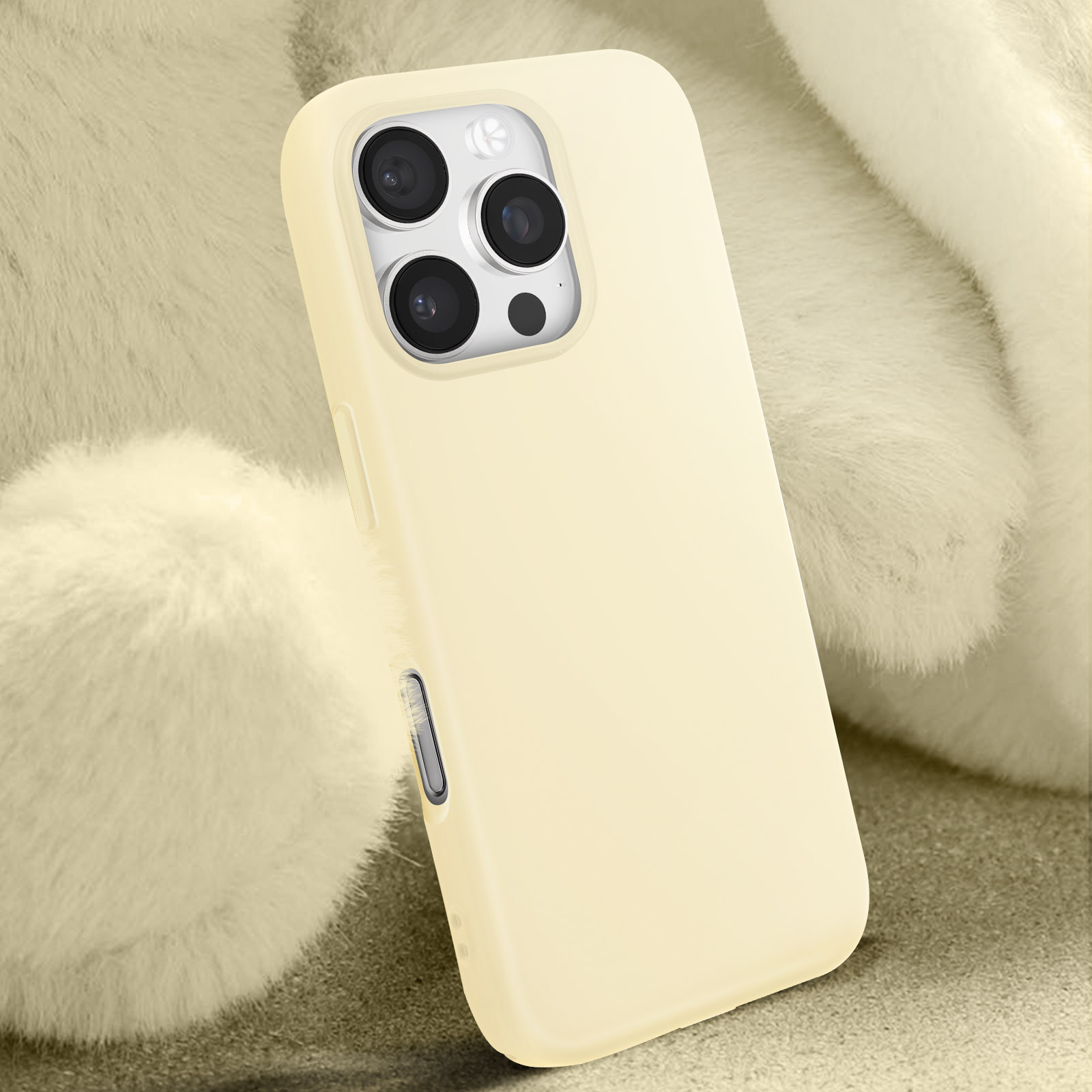 Étui de téléphone jaune clair, légèrement incliné, sur une surface floue semblable à de la fourrure.
