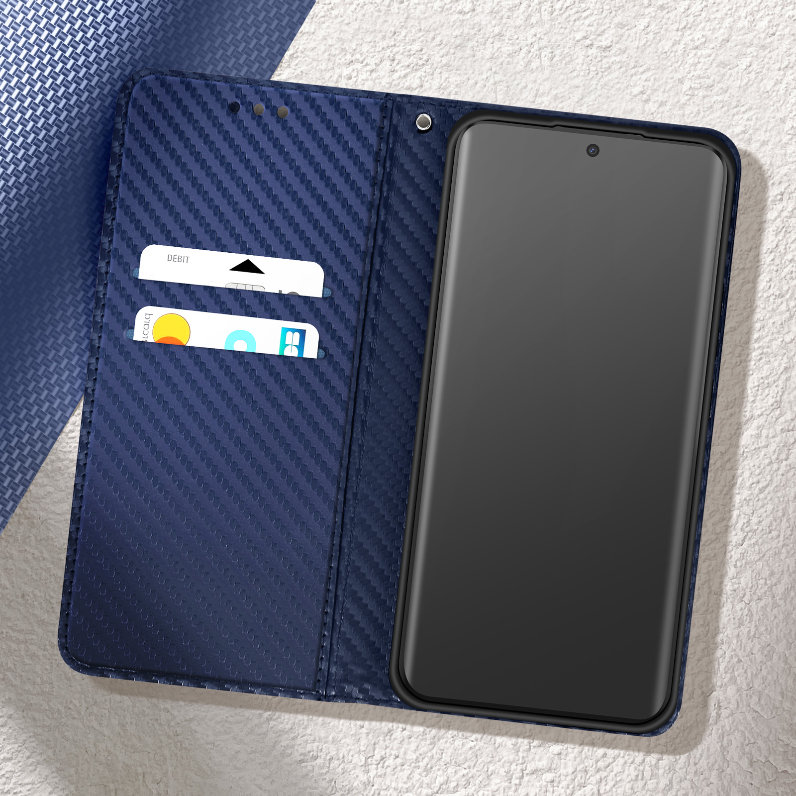 Custodia per telefono blu in fibra di carbonio aperta, che mostra carte di debito e telefono. Sfondo bianco.