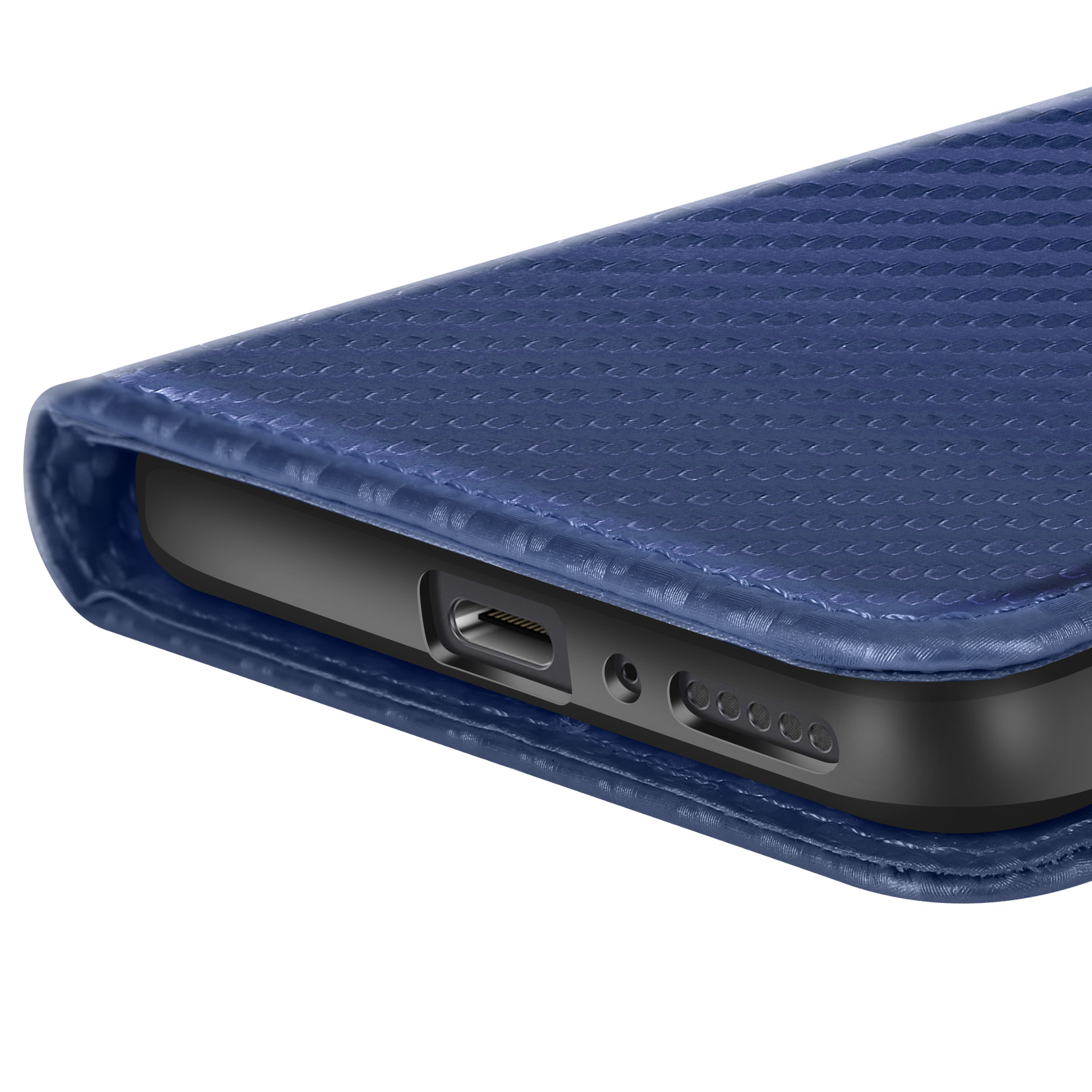 Primo piano di una custodia per telefono in fibra di carbonio blu con la porta di ricarica visibile.
