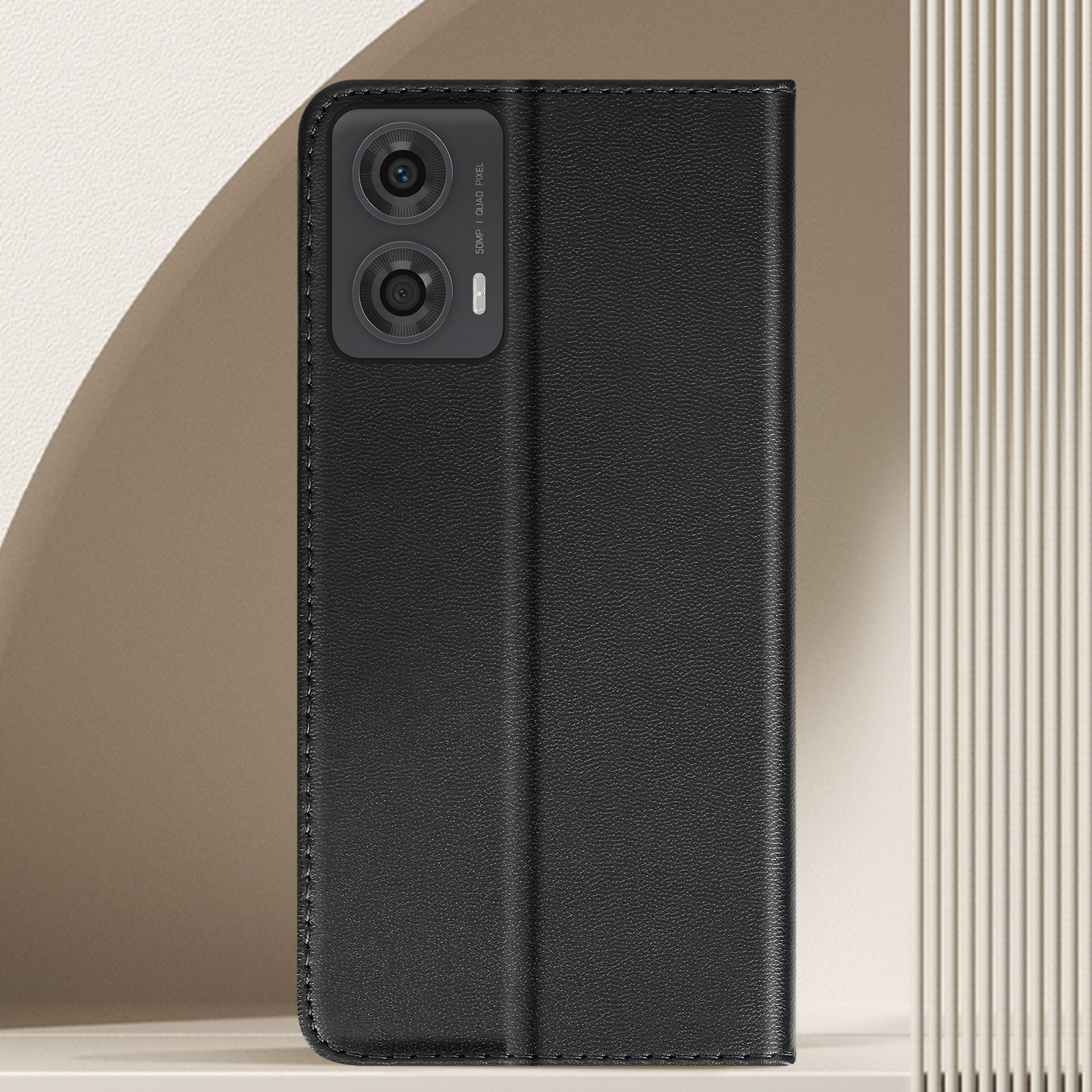 Schwarze Handyhülle mit Kamera. Schwarzes Telefon. Beiger Hintergrund.