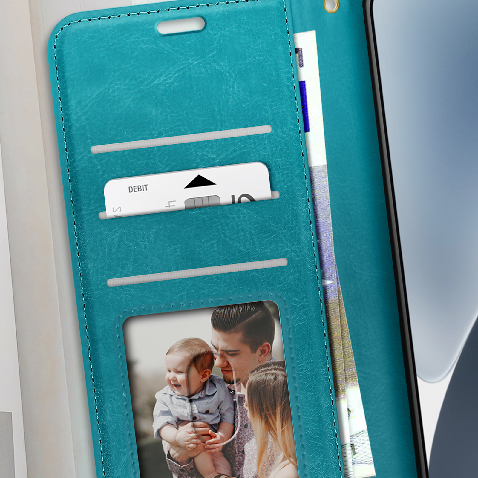 Custodia per telefono turchese aperta, che mostra foto di famiglia, carta di debito e denaro. Sfondo bianco.