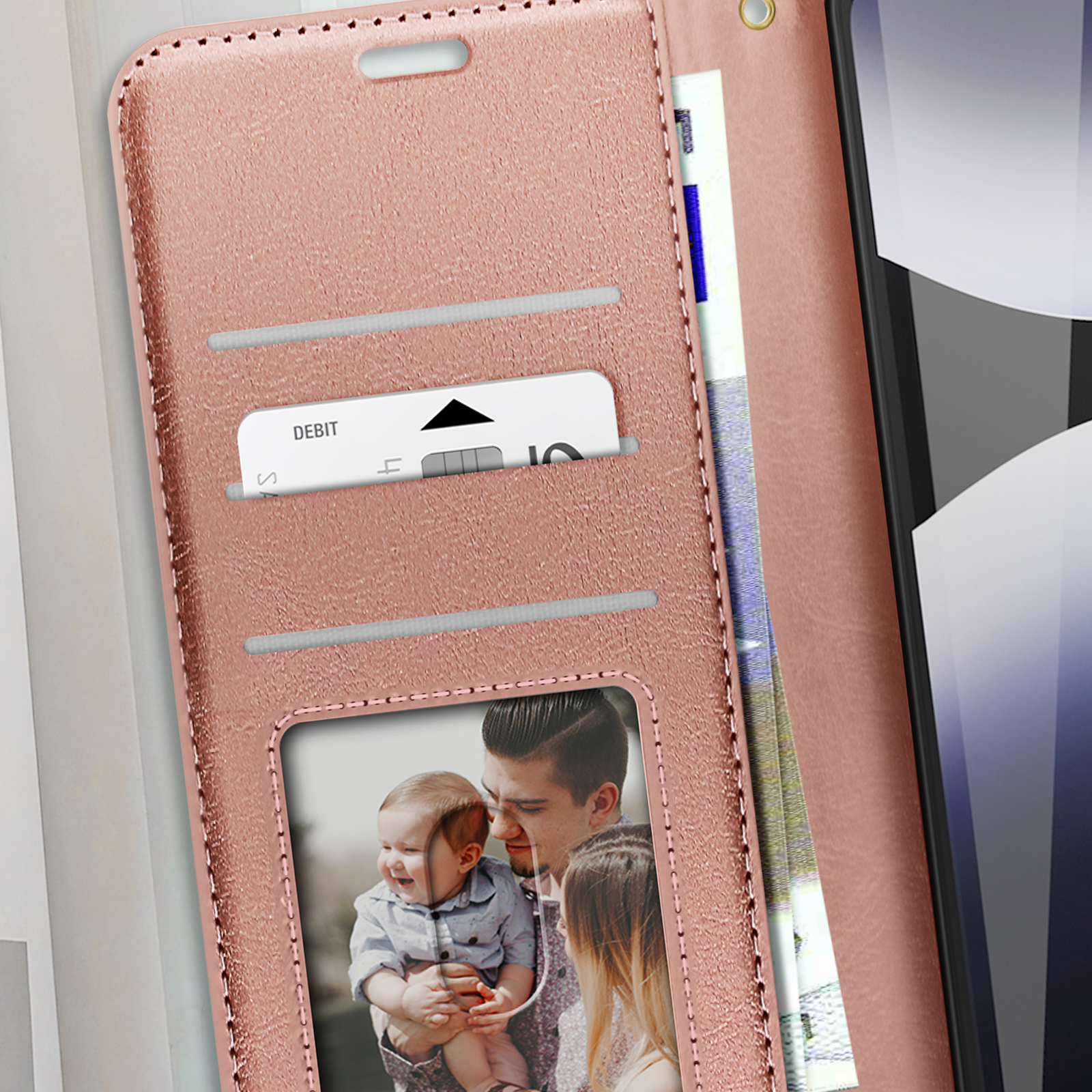 Custodia per telefono oro rosa aperta che mostra una carta di debito, denaro e una foto di famiglia.