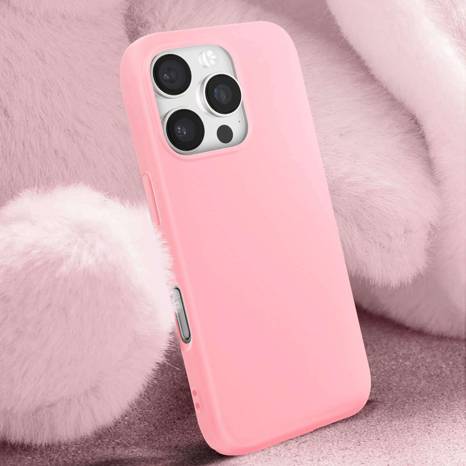 Coque de téléphone rose sur une surface rose et moelleuse, présentant l'appareil photo et les boutons du téléphone.