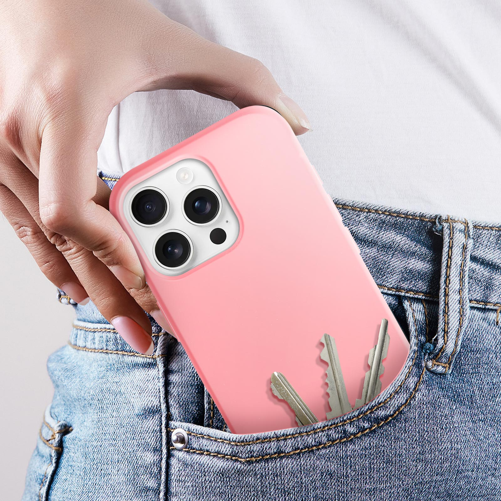 Coque de téléphone rose dans une poche avec des clés.