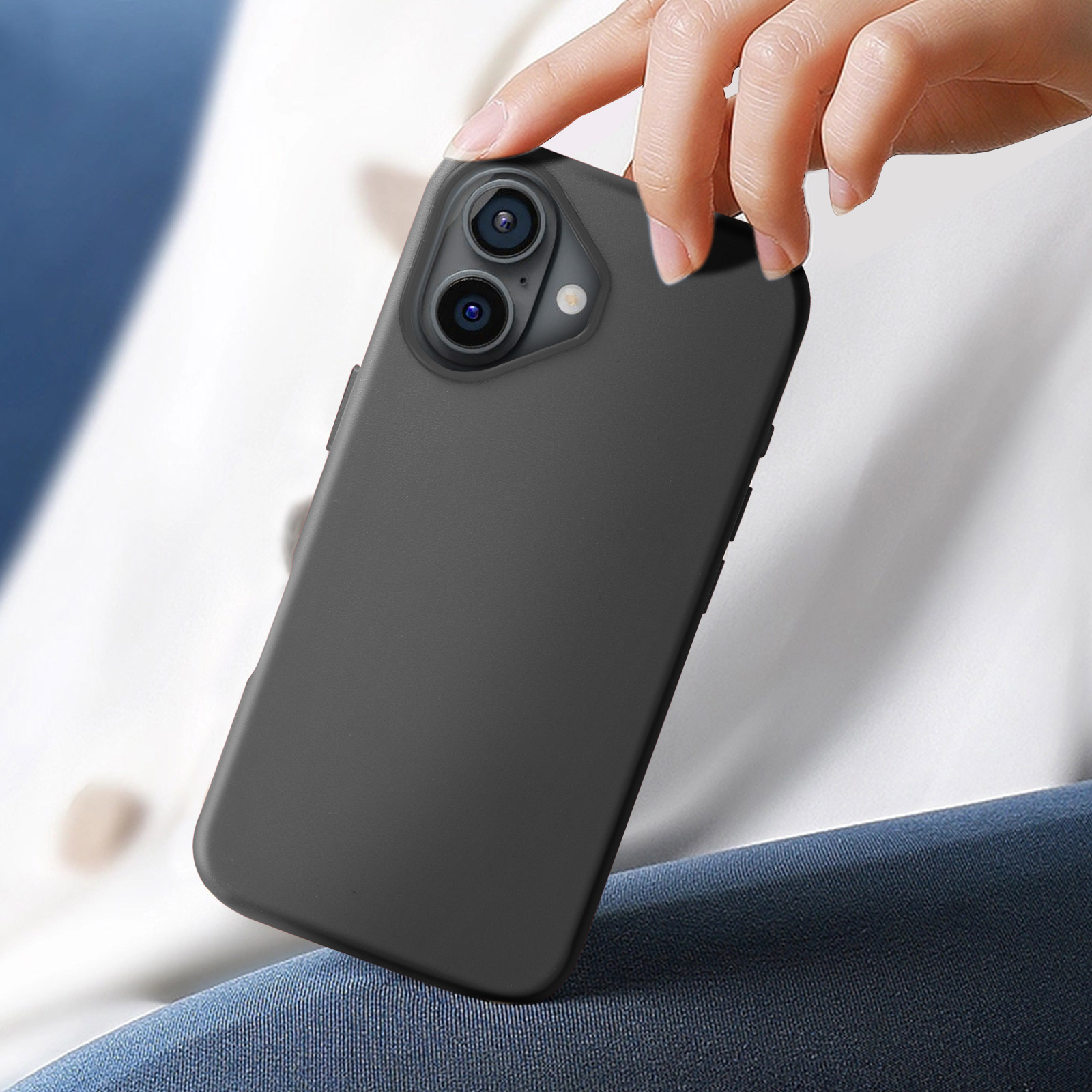 Persona che tiene in mano una custodia grigio scuro, mostrando la fotocamera e il corpo del telefono.