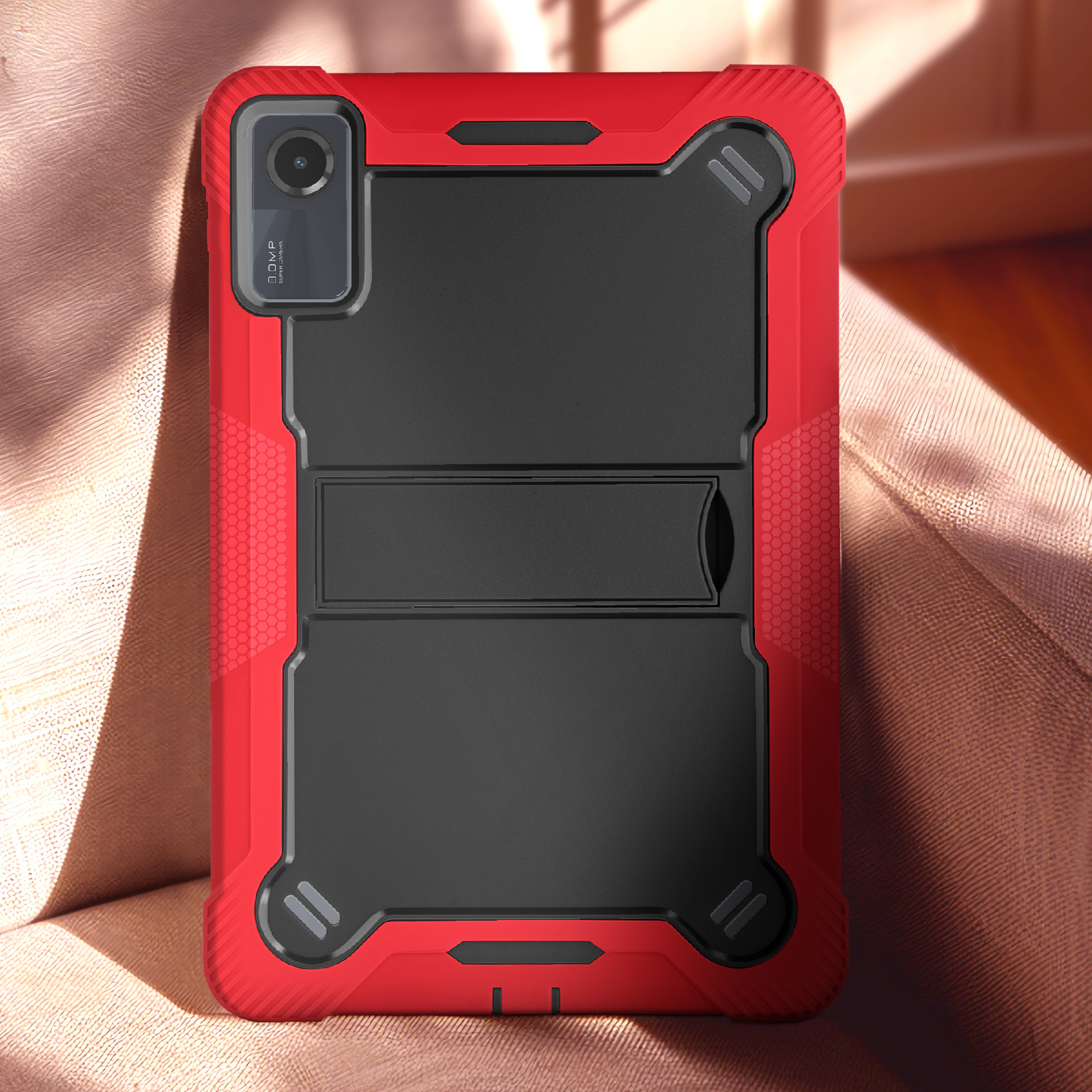 Custodia per tablet rossa e nera con tablet all'interno, su una superficie marrone.