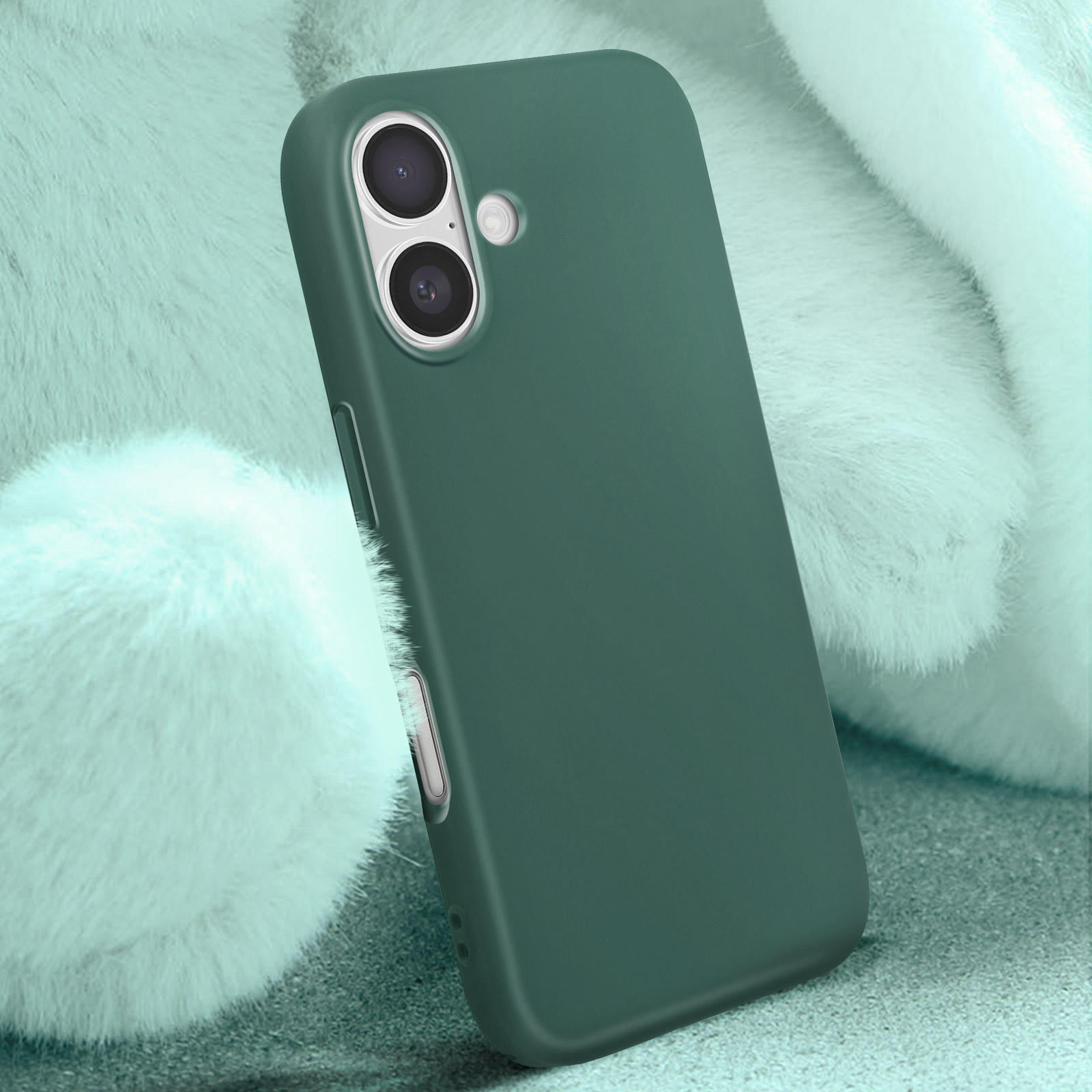Custodia verde per telefono con due fotocamere, su una superficie verde sfocata.